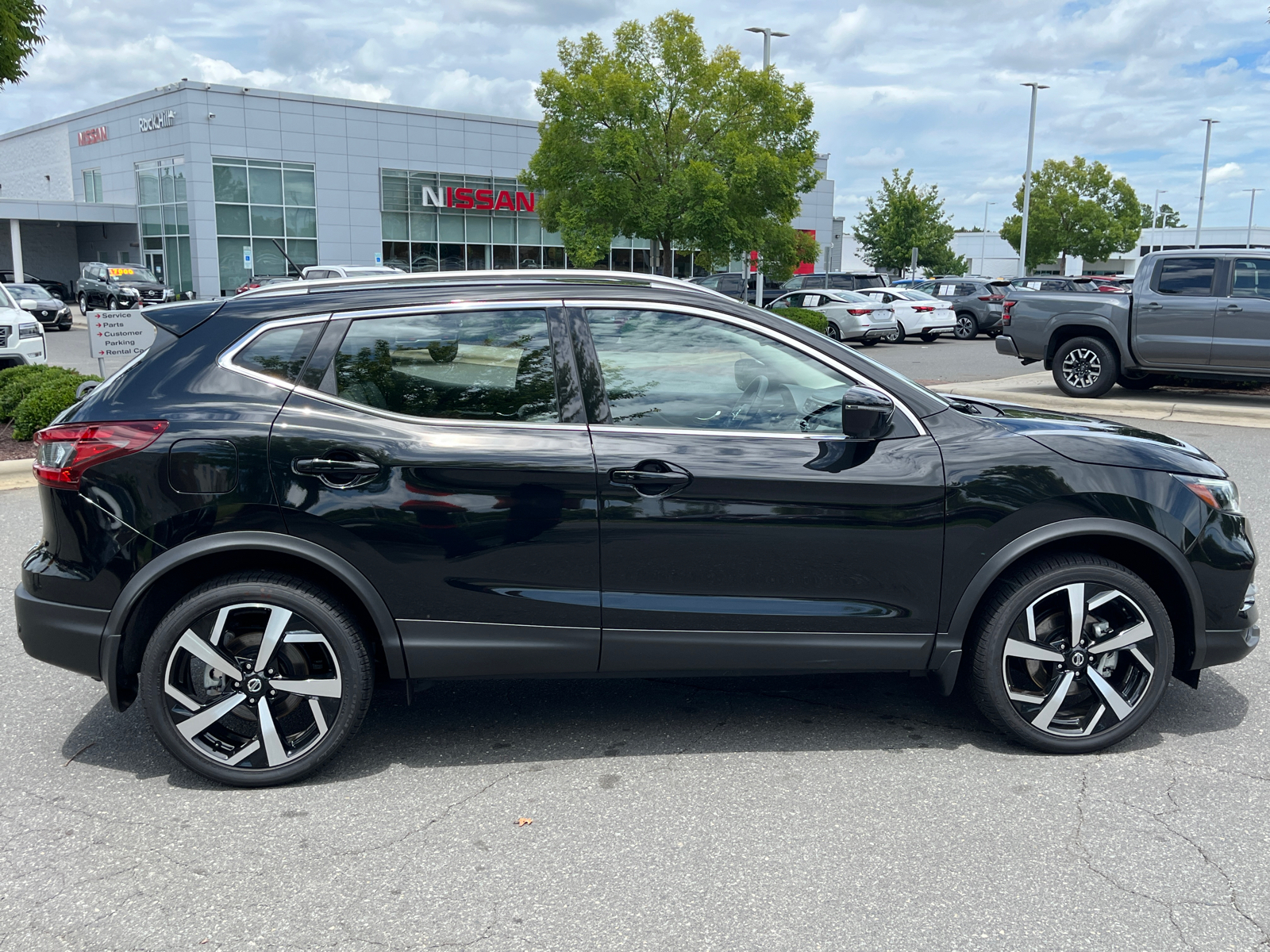 2022 Nissan Rogue Sport SL 11