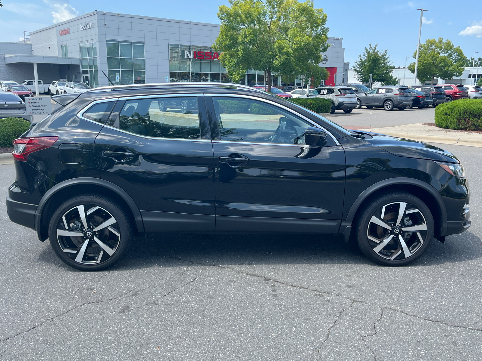 2022 Nissan Rogue Sport SL 11