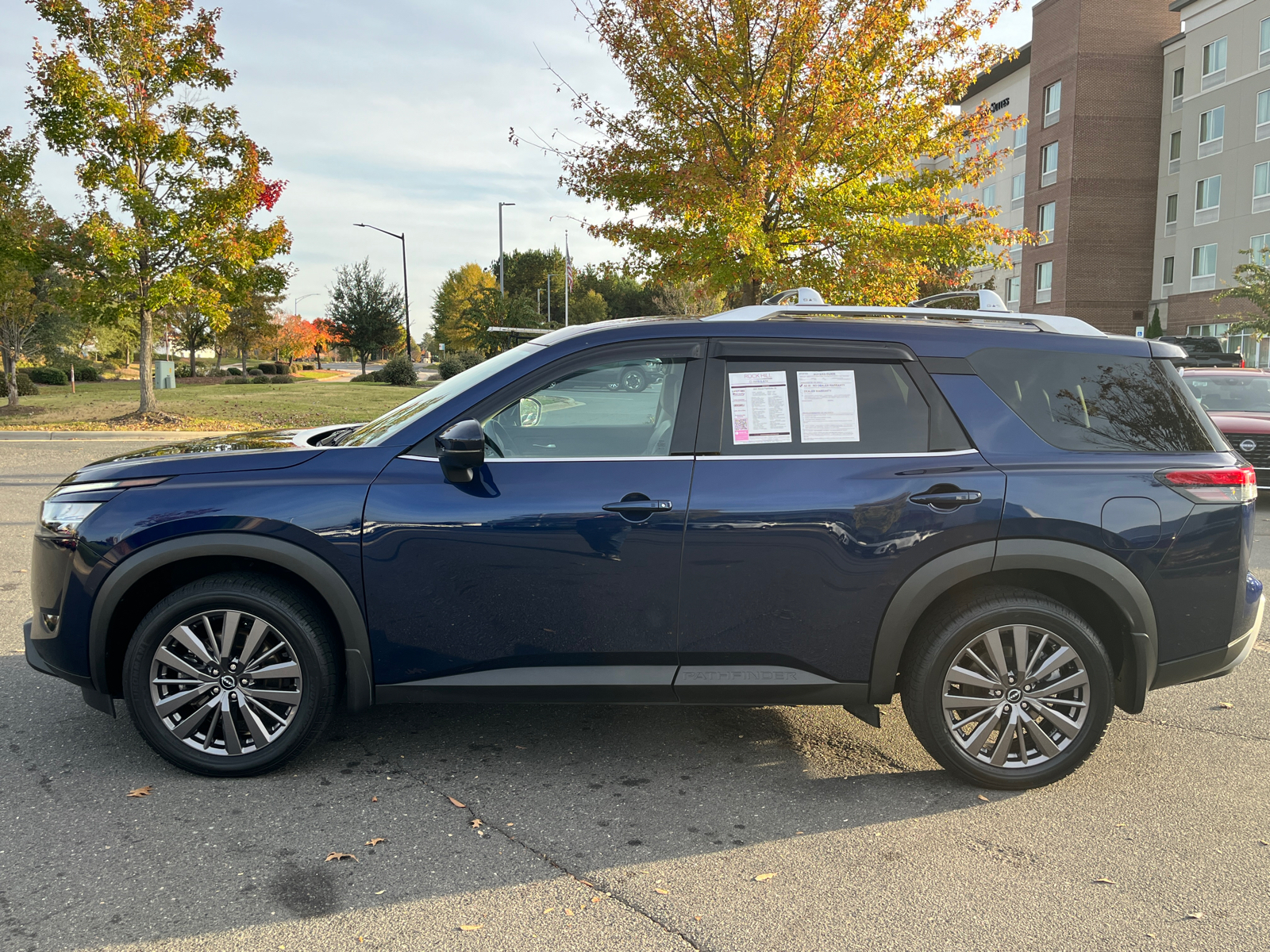 2023 Nissan Pathfinder SL 5