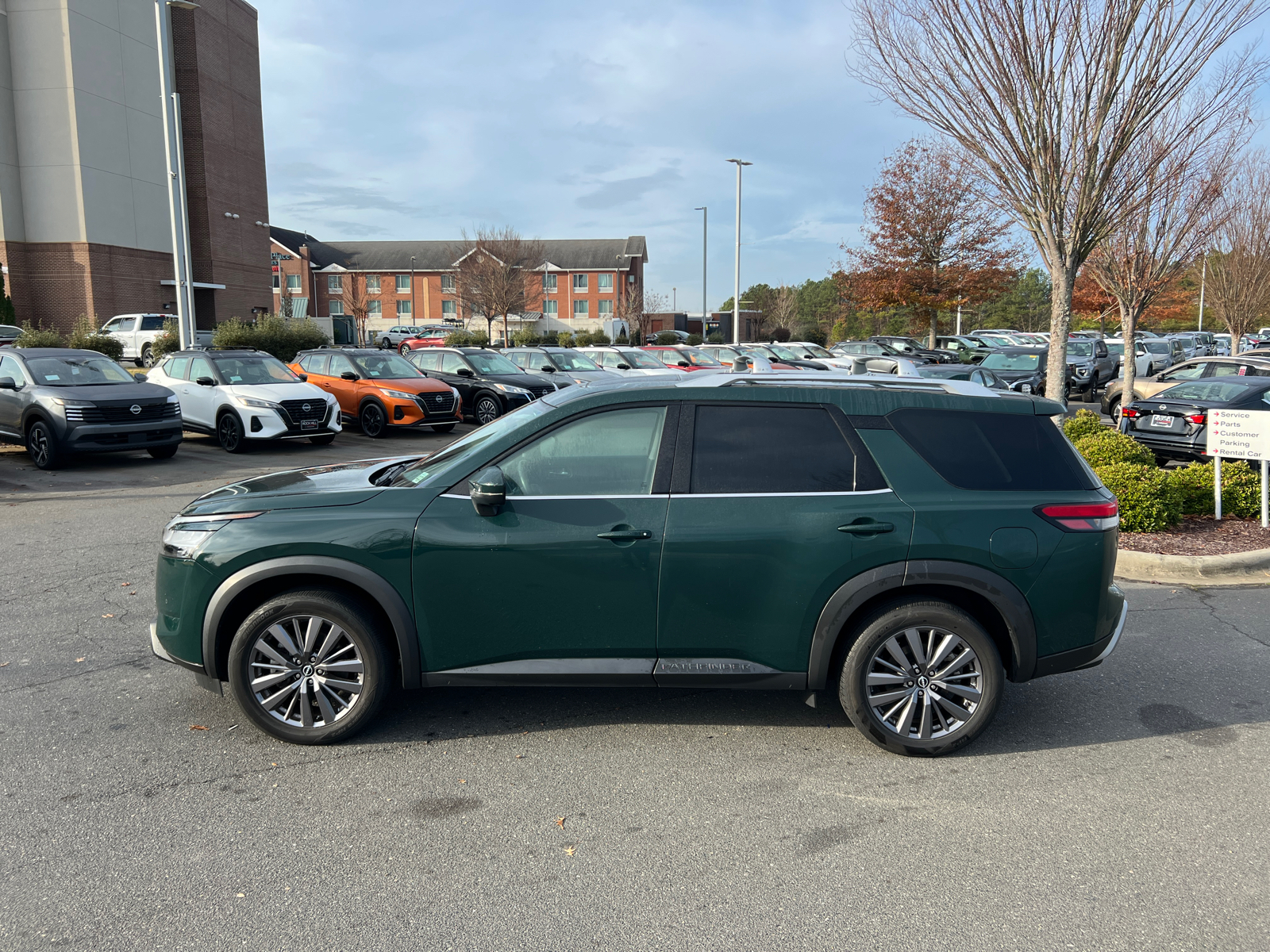 2023 Nissan Pathfinder SL 5