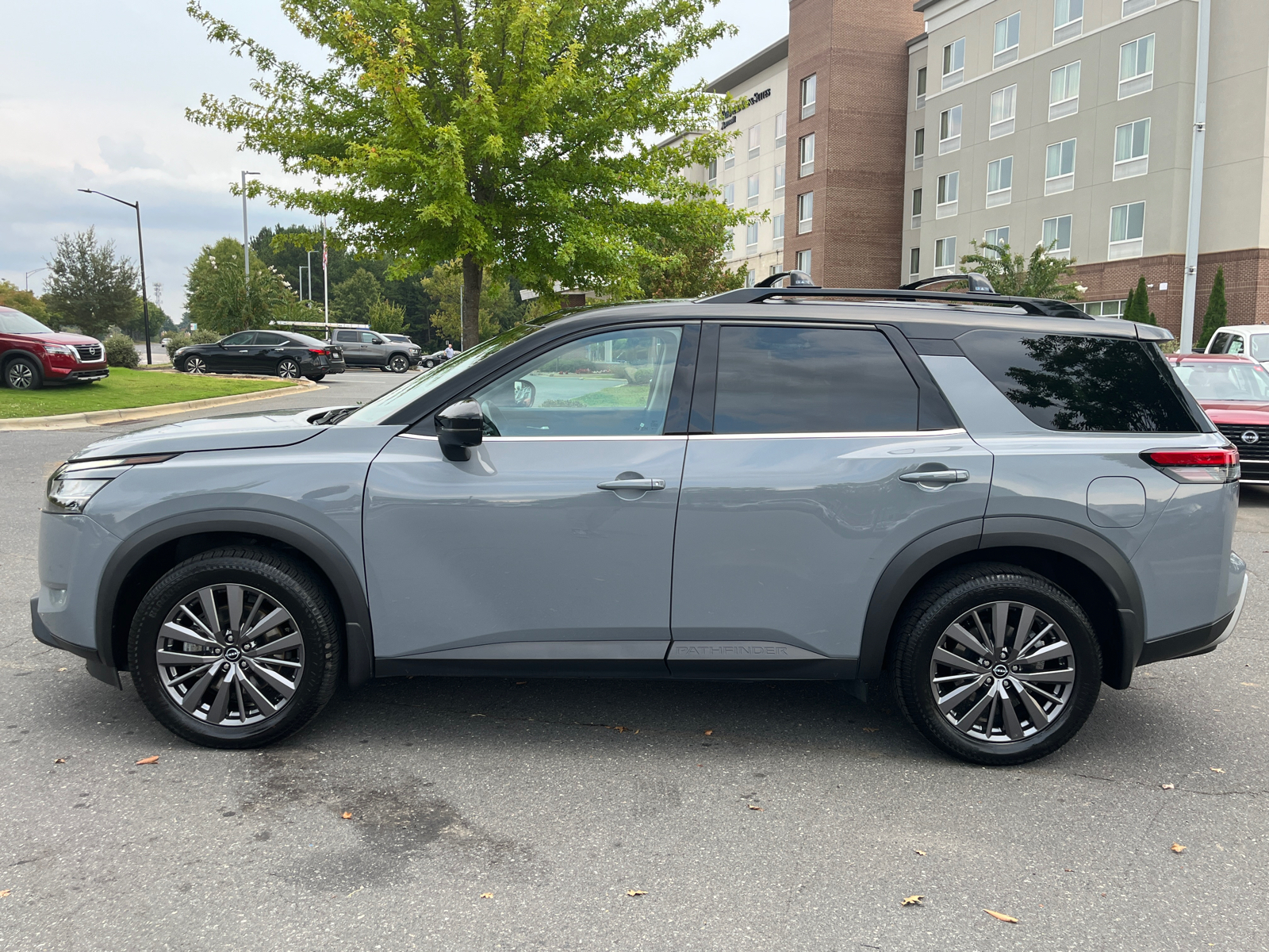 2023 Nissan Pathfinder SL 5