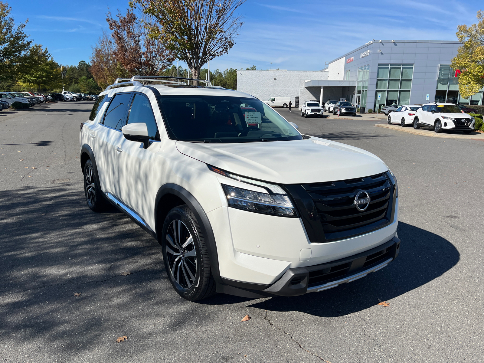 2023 Nissan Pathfinder Platinum 1