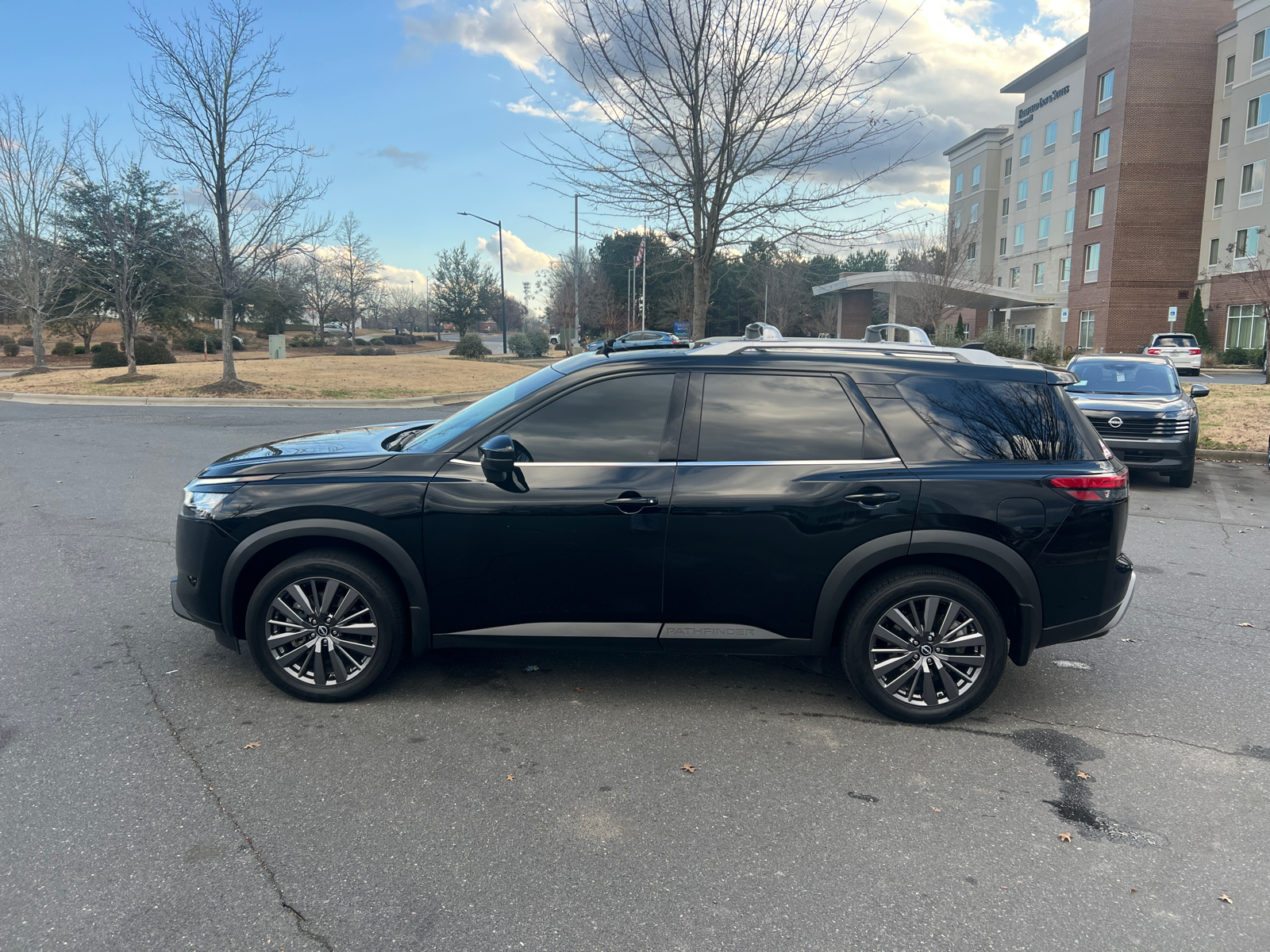 2023 Nissan Pathfinder SL 5