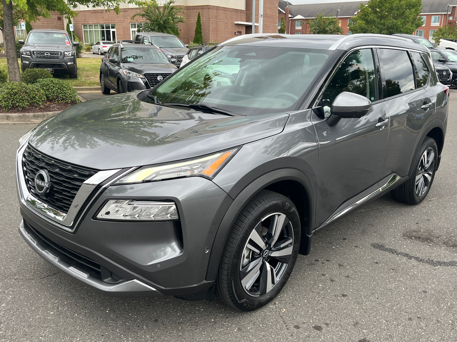 2023 Nissan Rogue SL 4