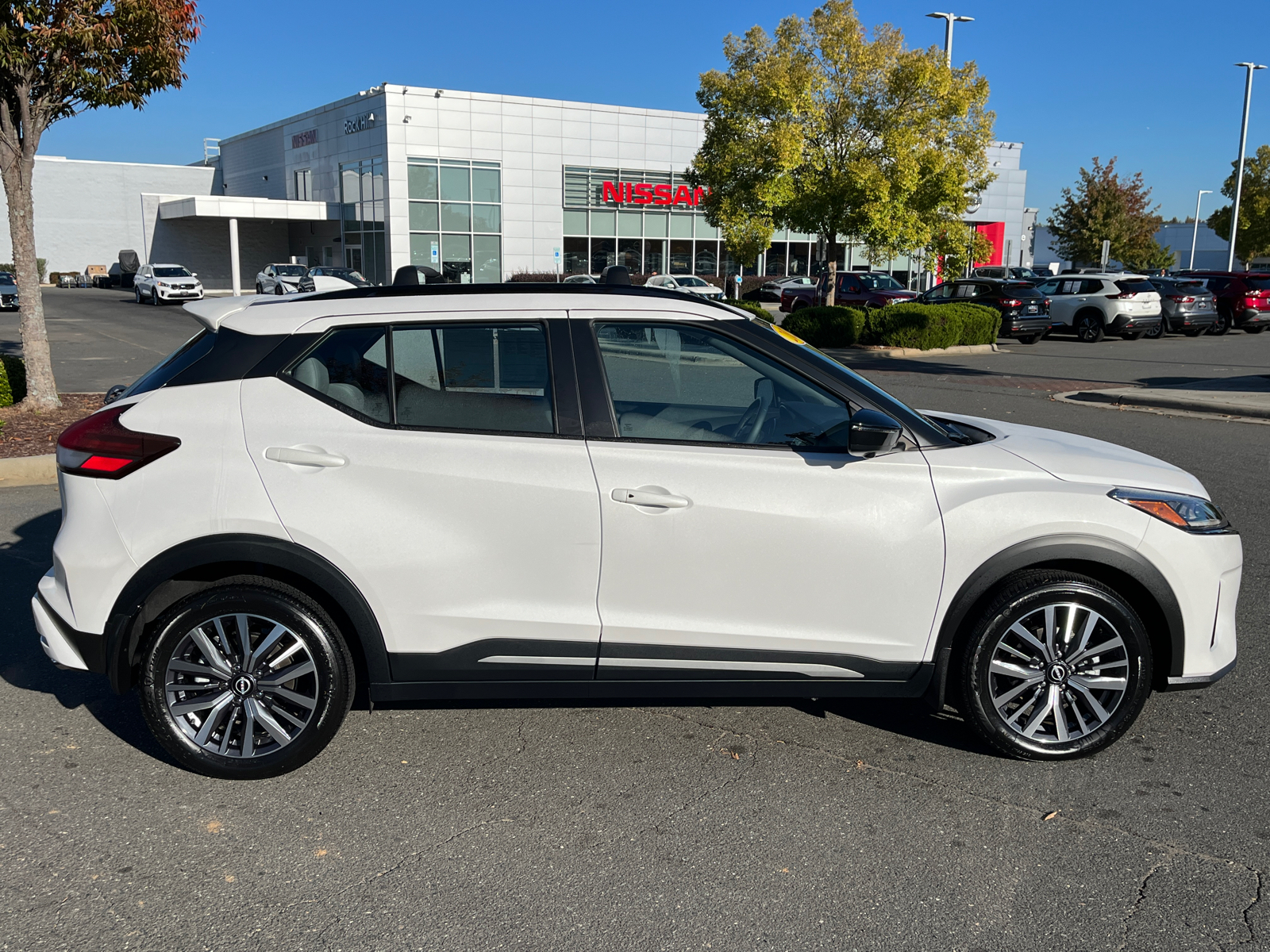 2023 Nissan Kicks SR 11