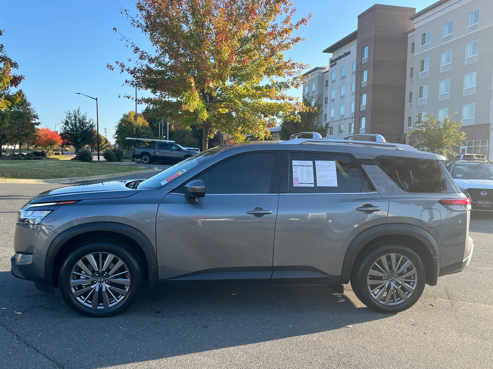 2024 Nissan Pathfinder SL 5