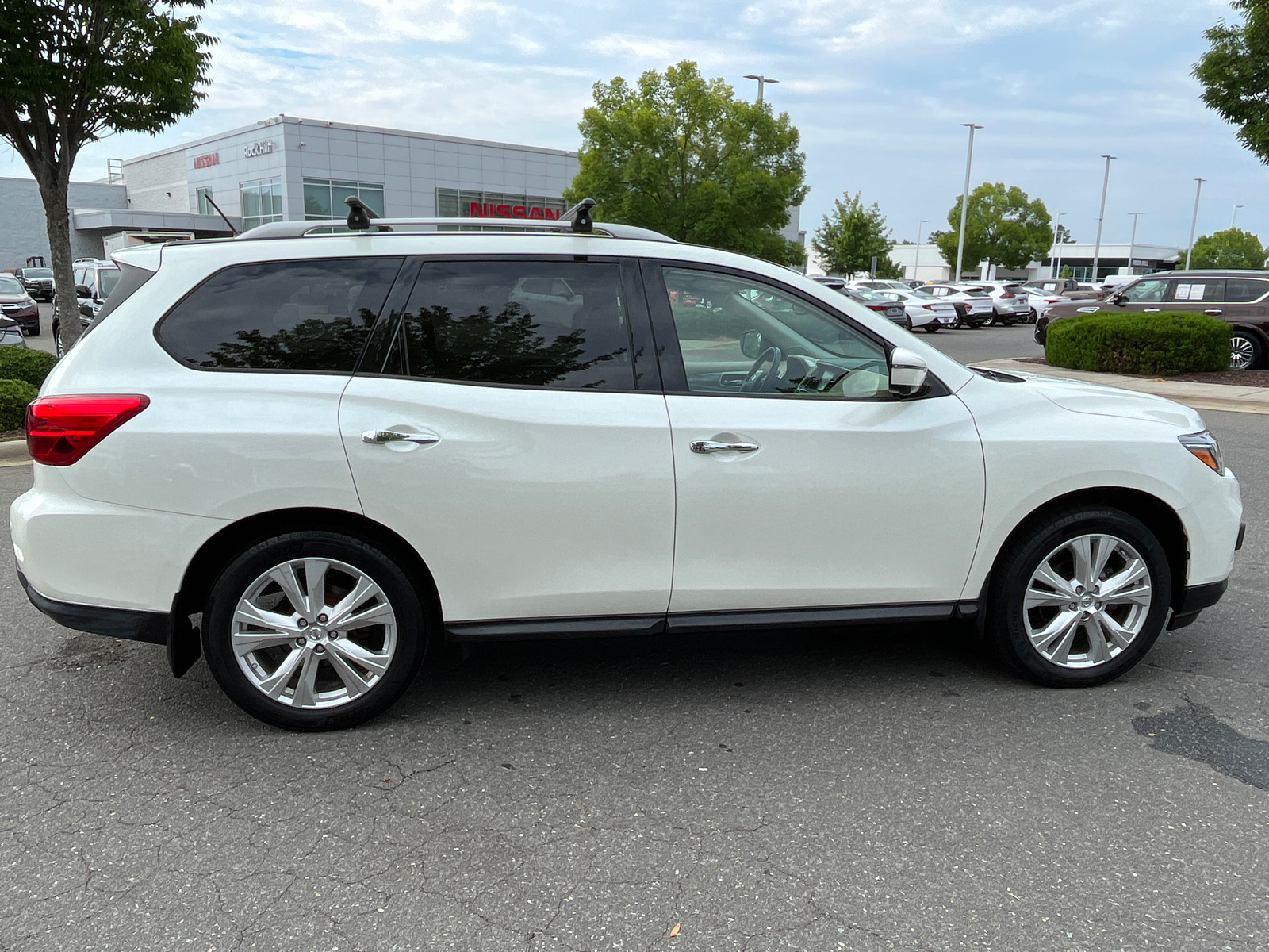 2018 Nissan Pathfinder SL 11