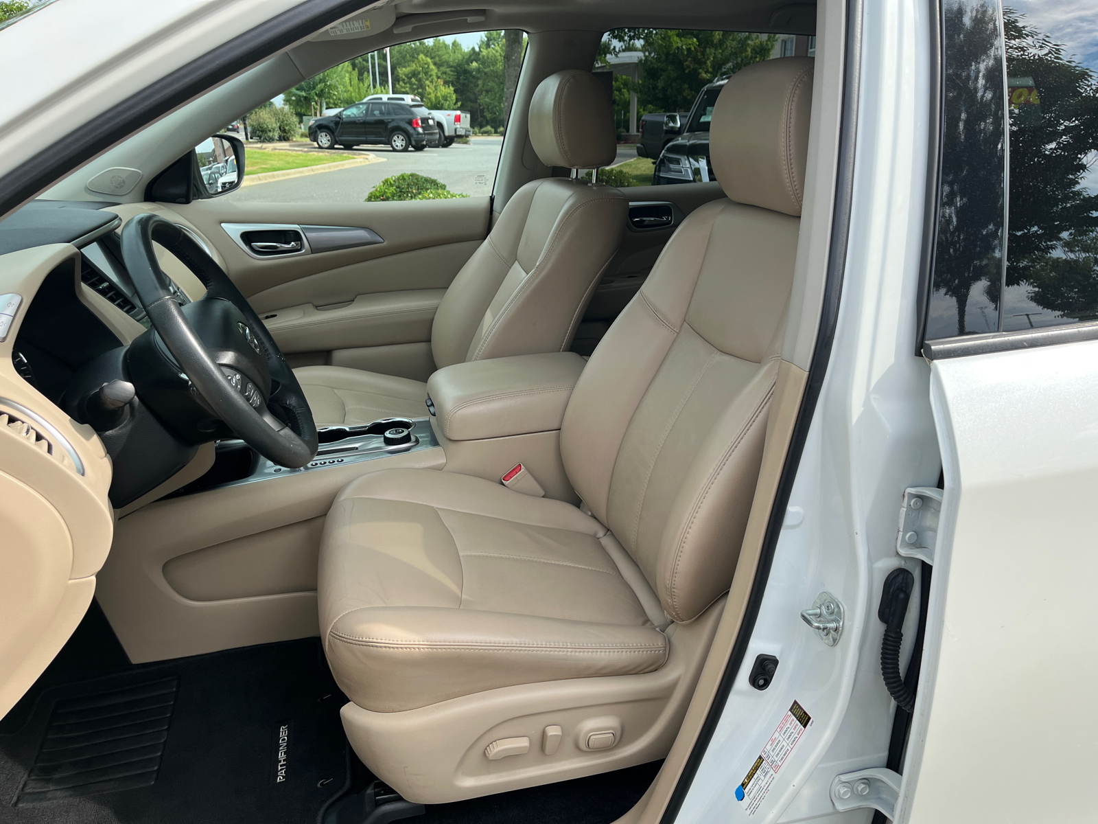 2018 Nissan Pathfinder SL 17