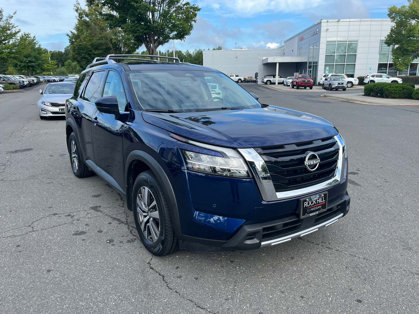 2023 Nissan Pathfinder SL 1