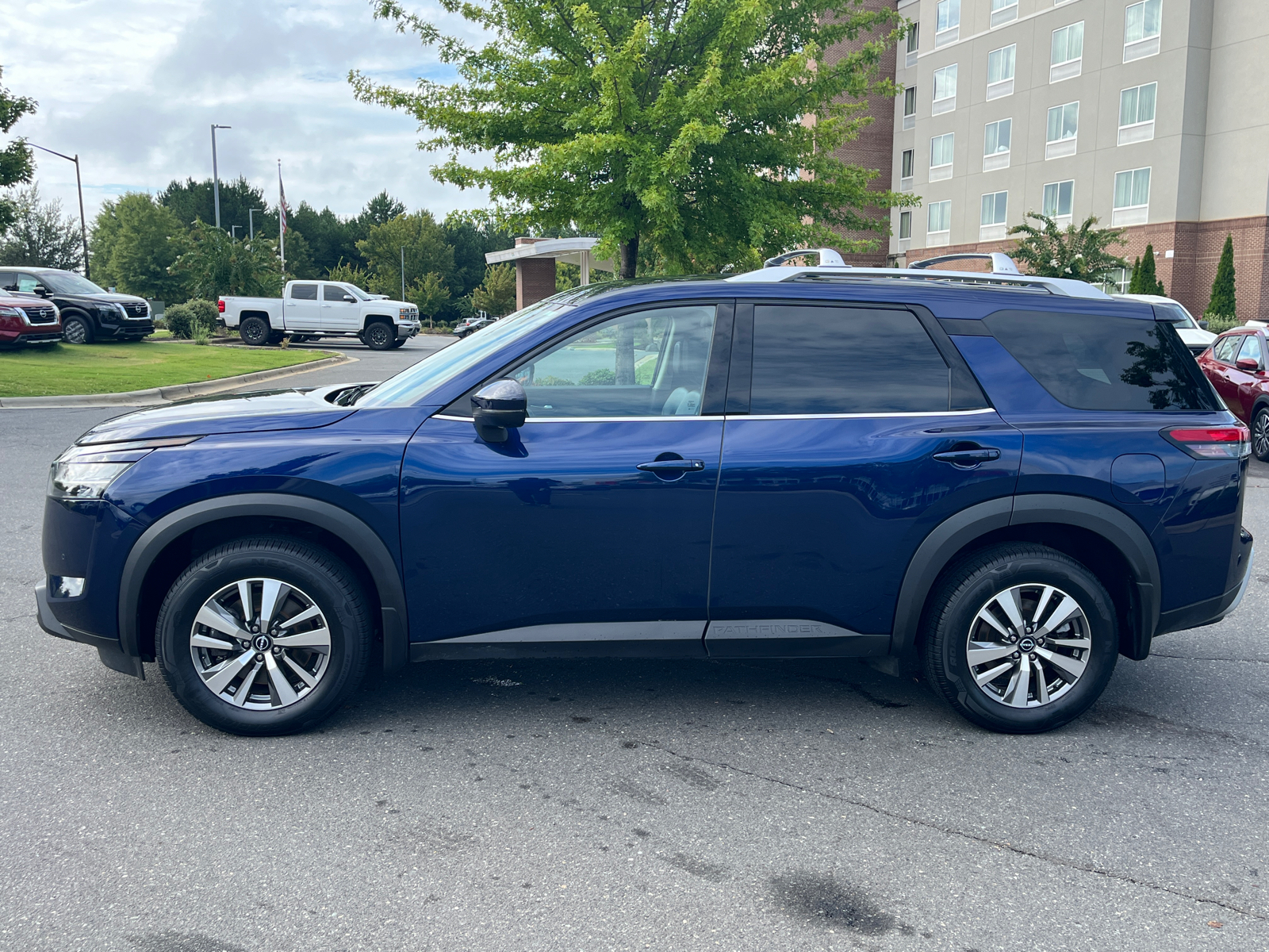 2023 Nissan Pathfinder SL 5