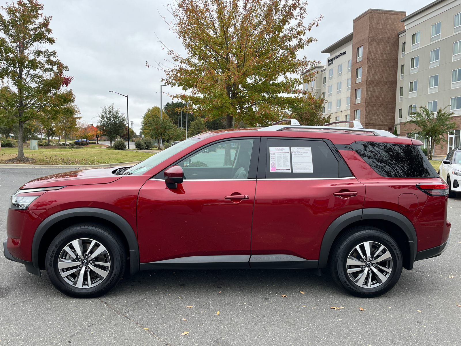 2023 Nissan Pathfinder SL 5