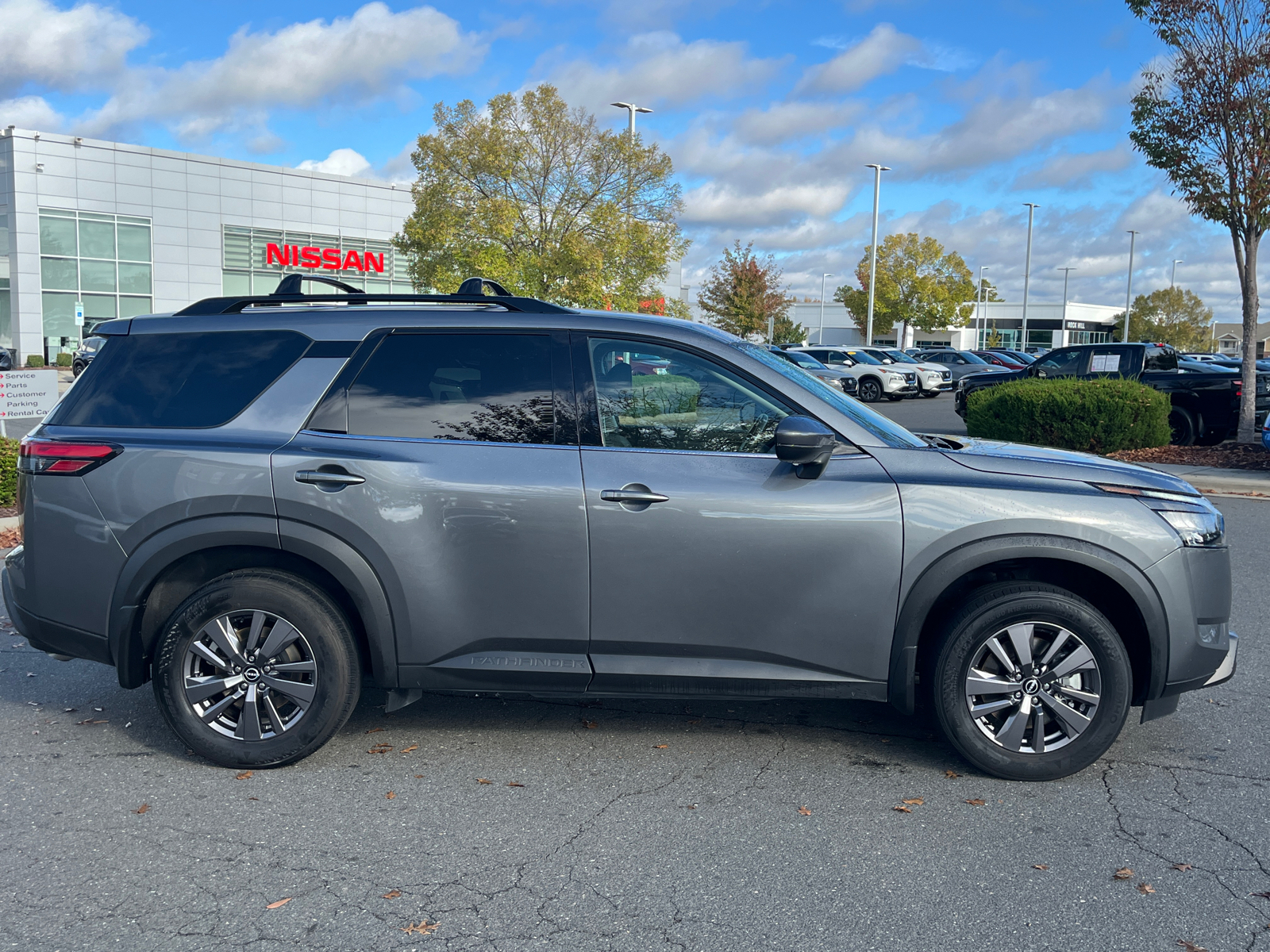 2023 Nissan Pathfinder SV 11