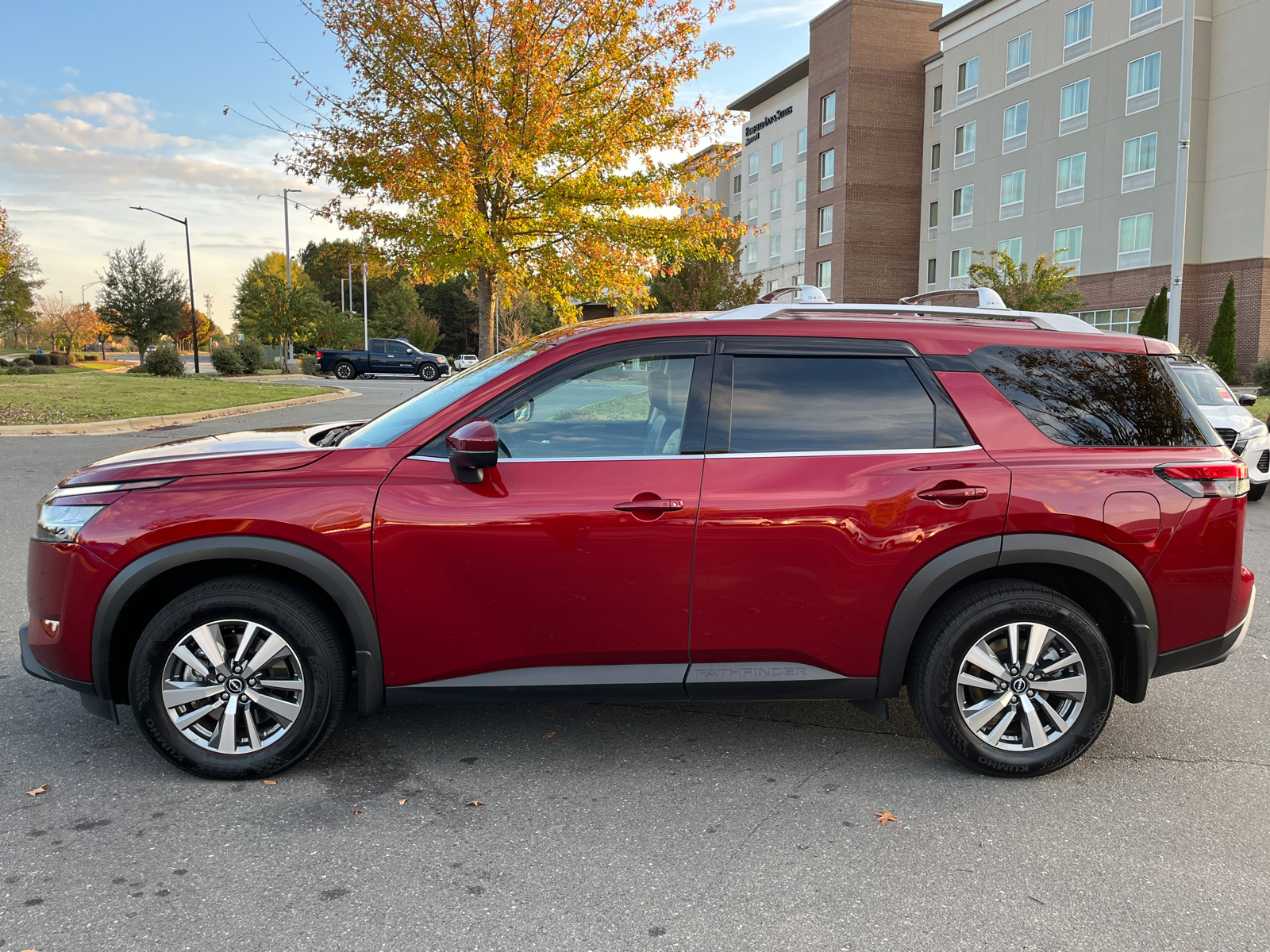 2023 Nissan Pathfinder SL 5