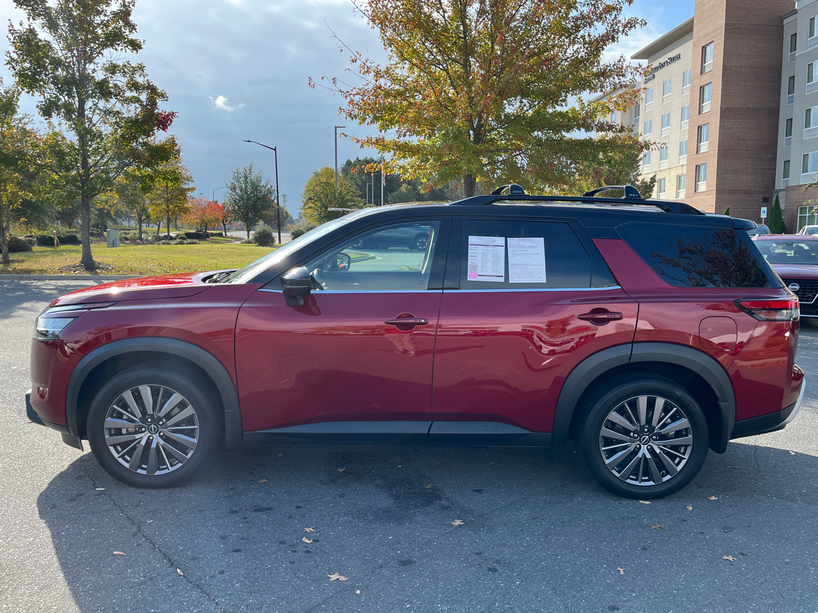 2023 Nissan Pathfinder SL 5