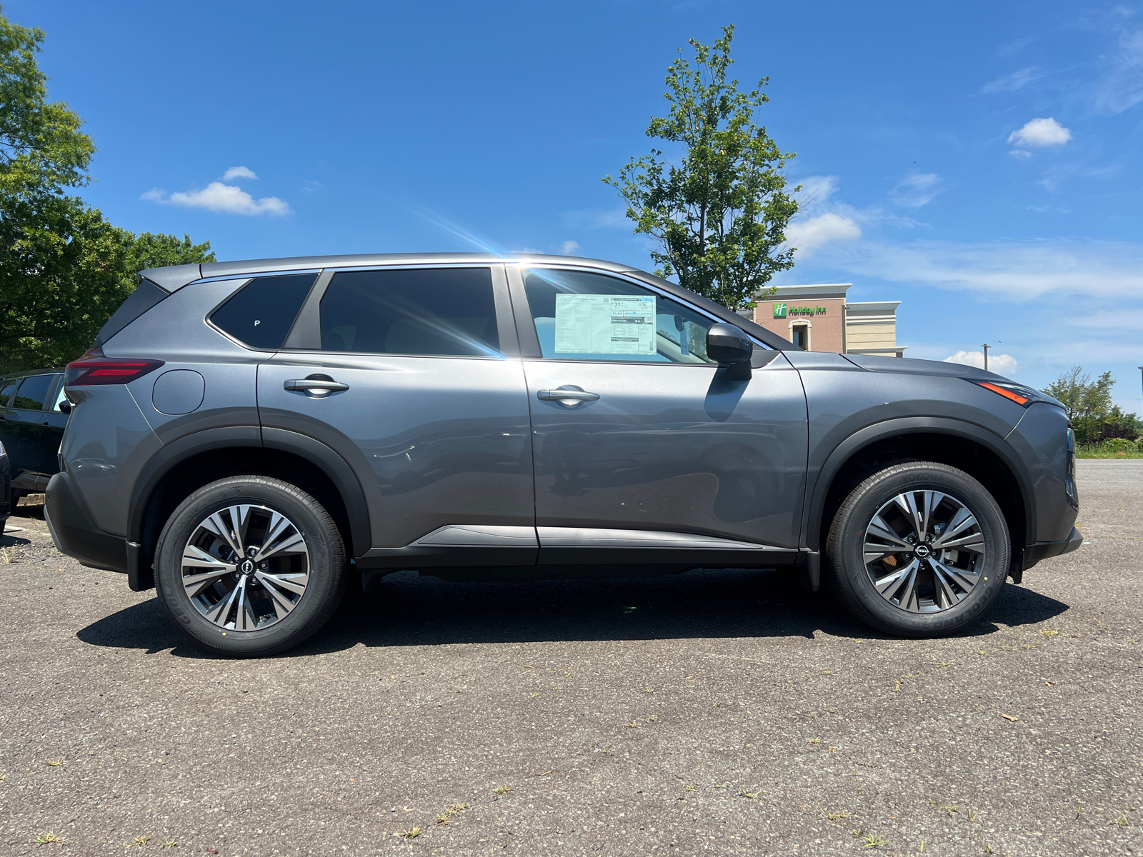 2023 Nissan Rogue SV 10