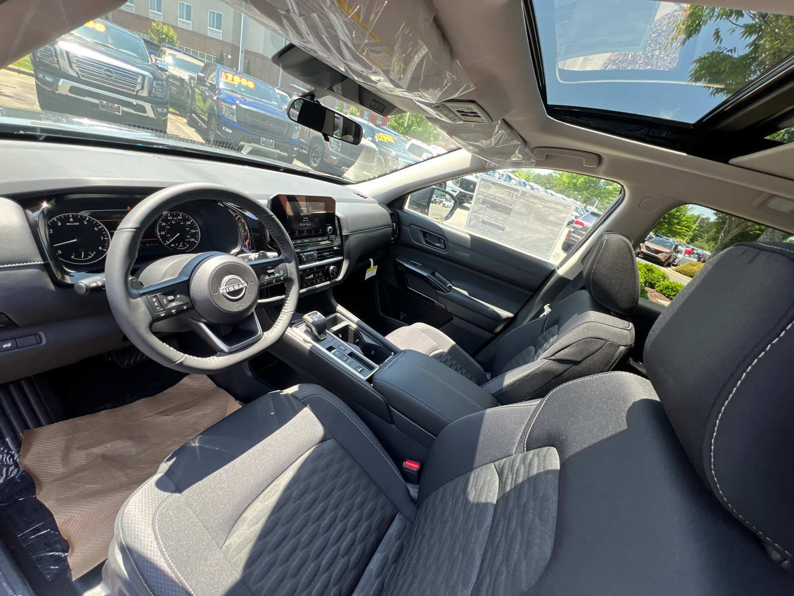 2024 Nissan Pathfinder SV 14