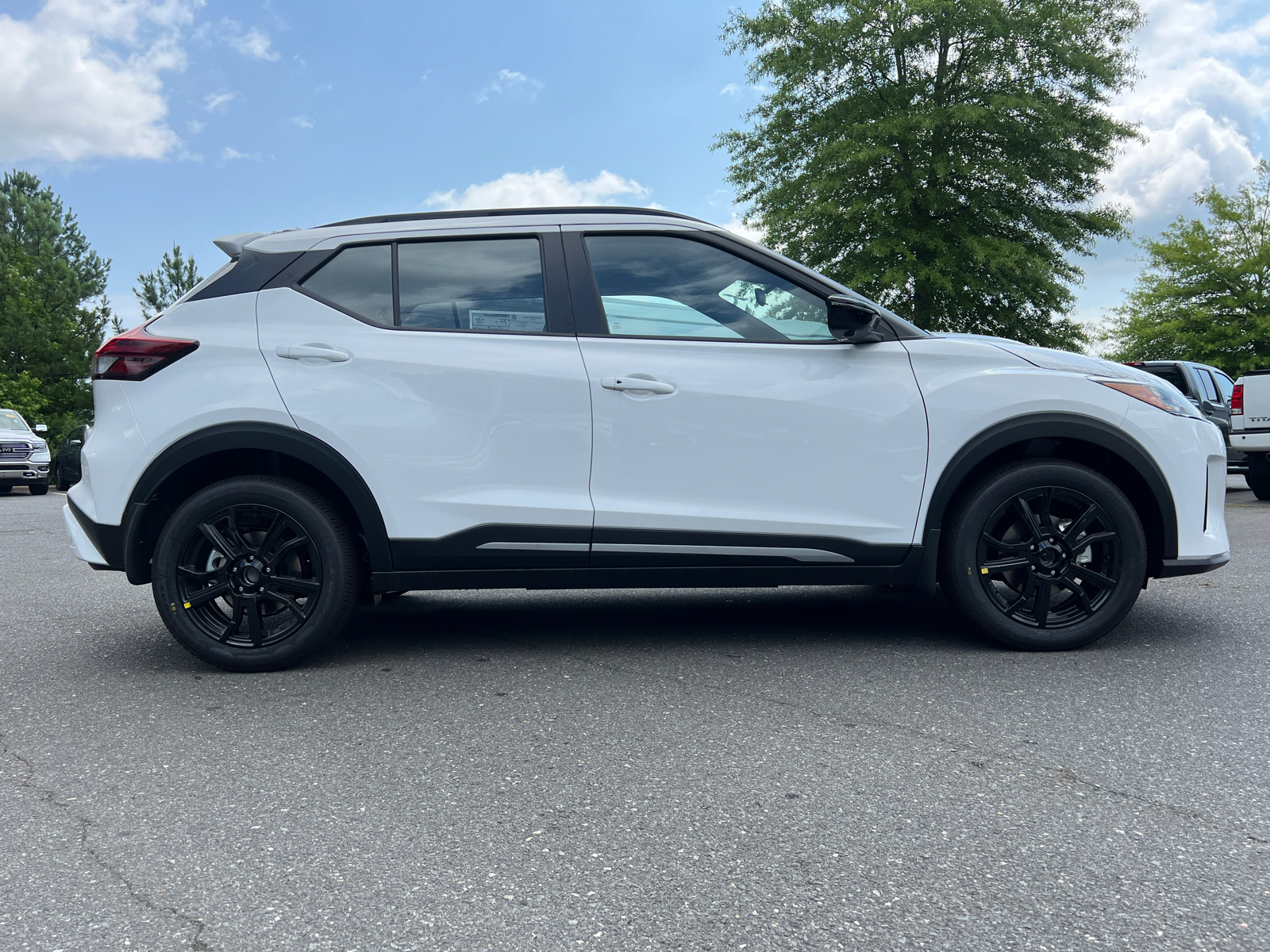 2024 Nissan Kicks SR 10