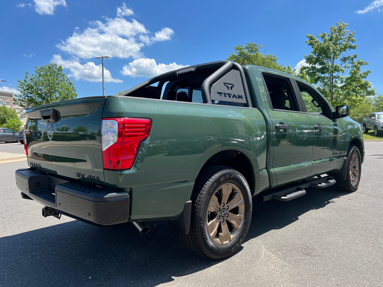 2024 Nissan Titan SV 8