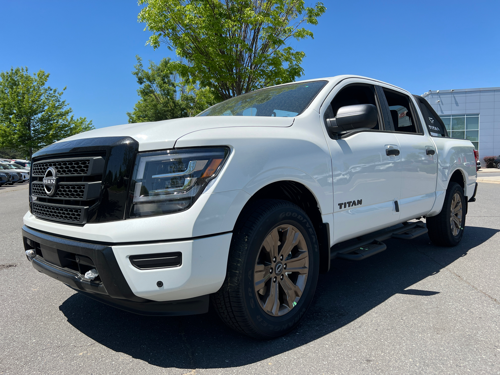 2024 Nissan Titan SV 4