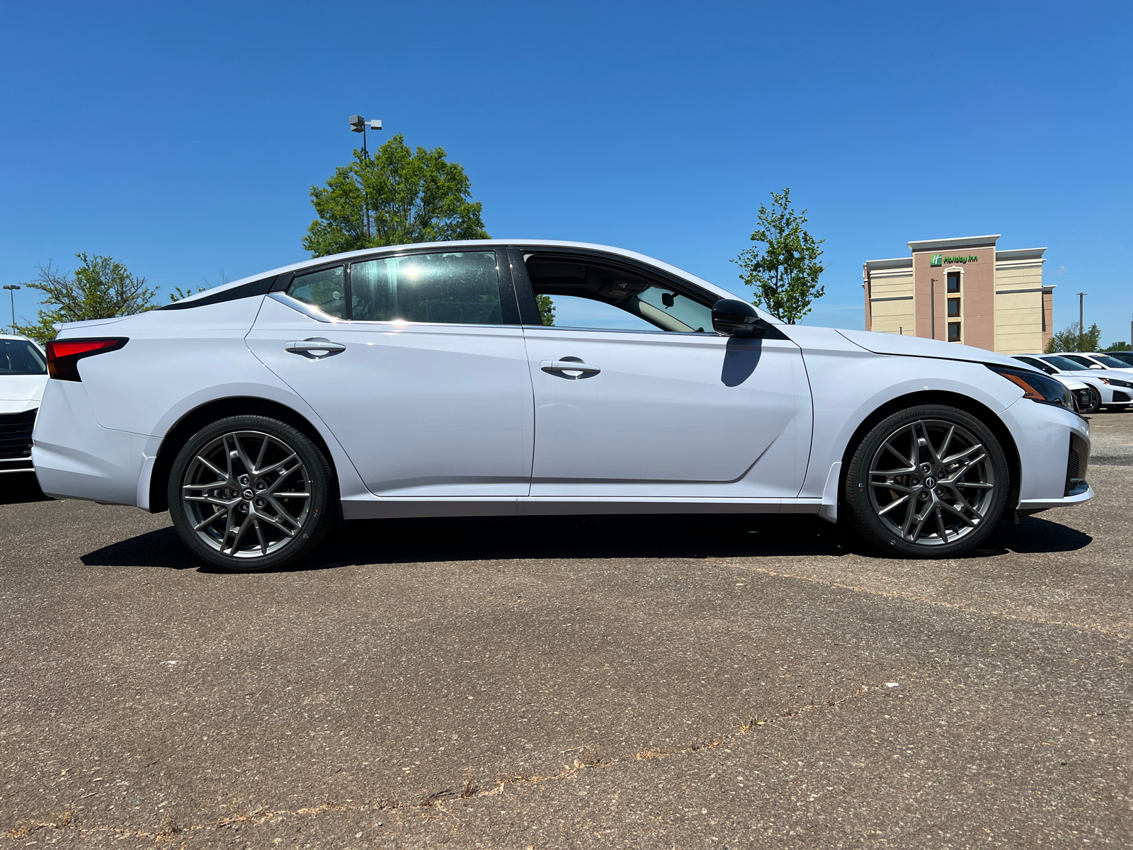 2024 Nissan Altima 2.0 SR 11