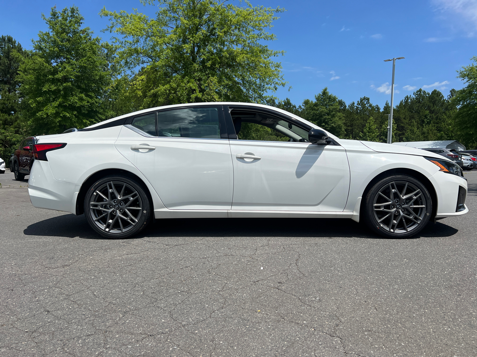 2024 Nissan Altima 2.0 SR 11