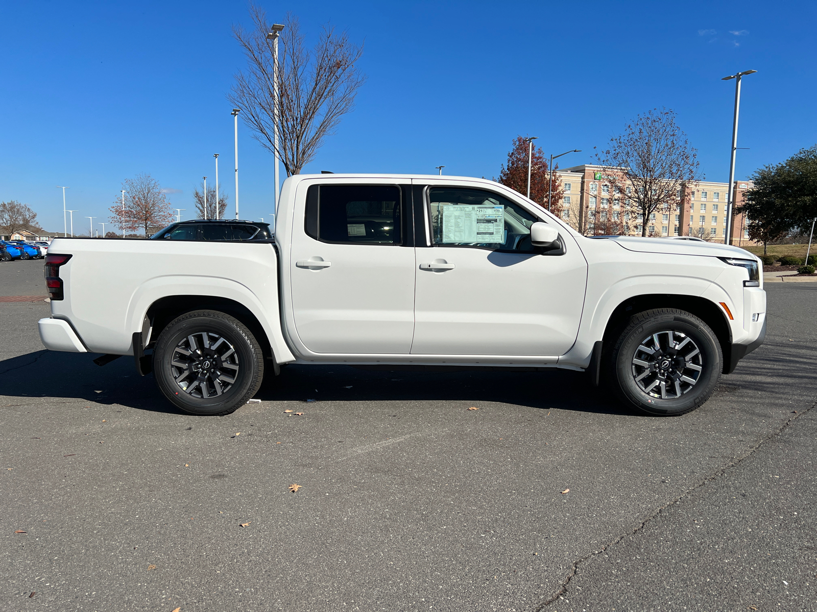 2024 Nissan Frontier SL 11