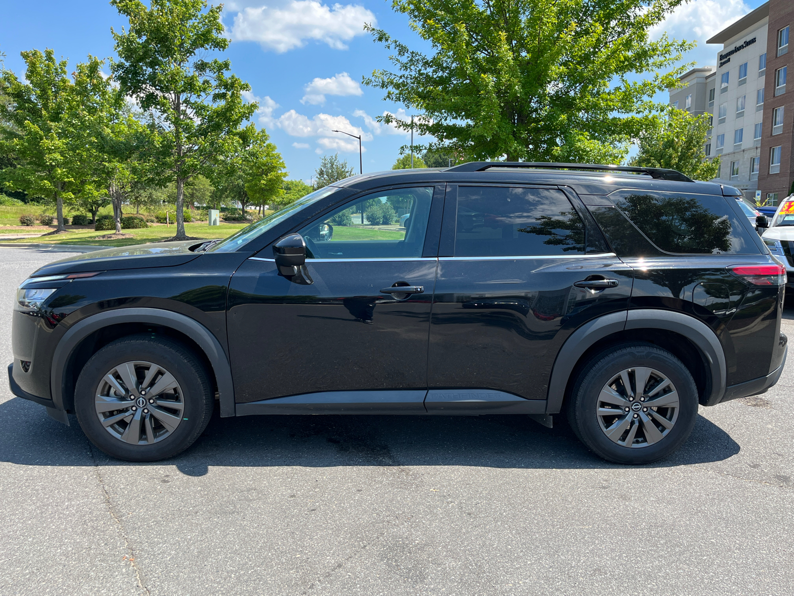 2022 Nissan Pathfinder SV 5