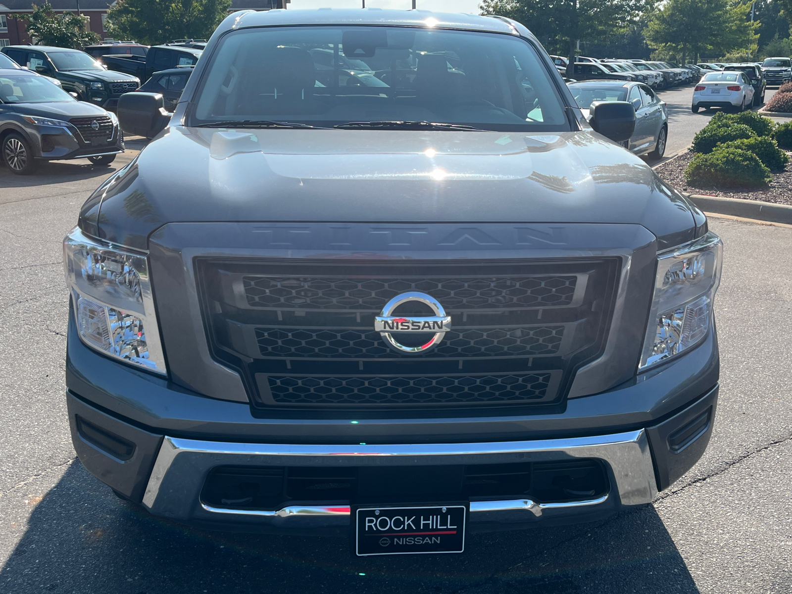 2022 Nissan Titan SV 2