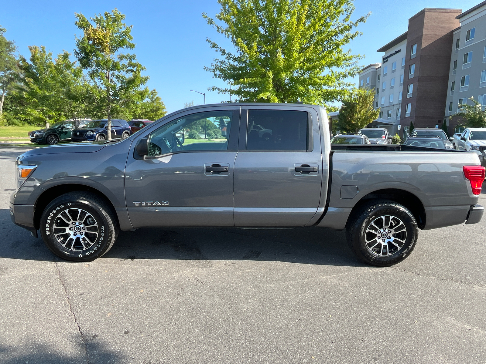 2022 Nissan Titan SV 5