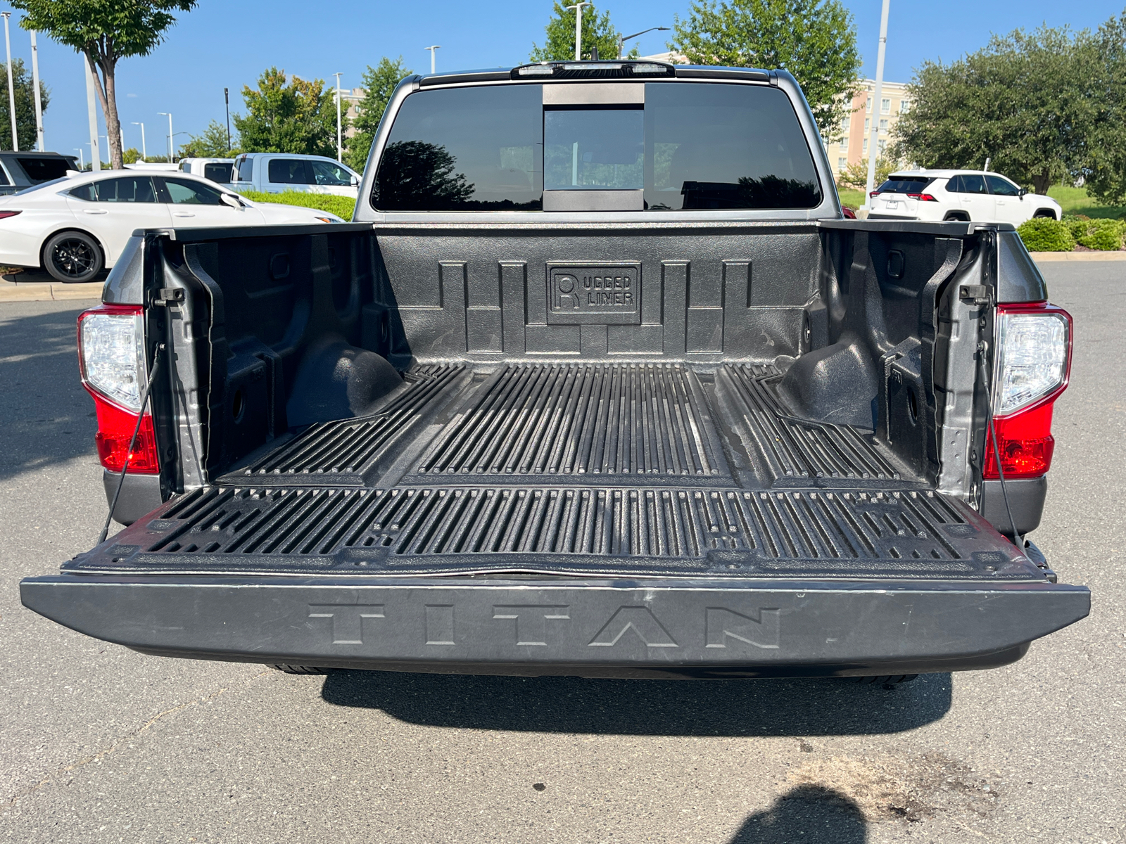 2022 Nissan Titan SV 10