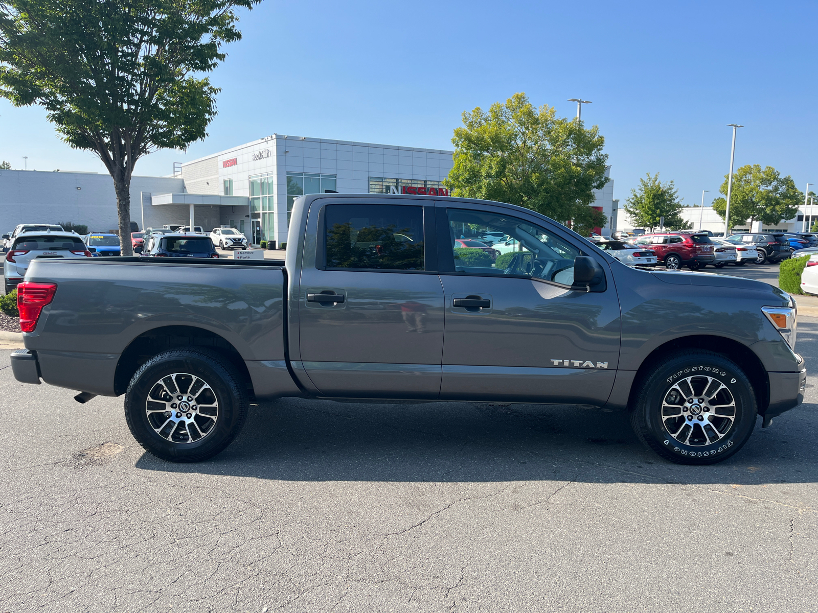 2022 Nissan Titan SV 14