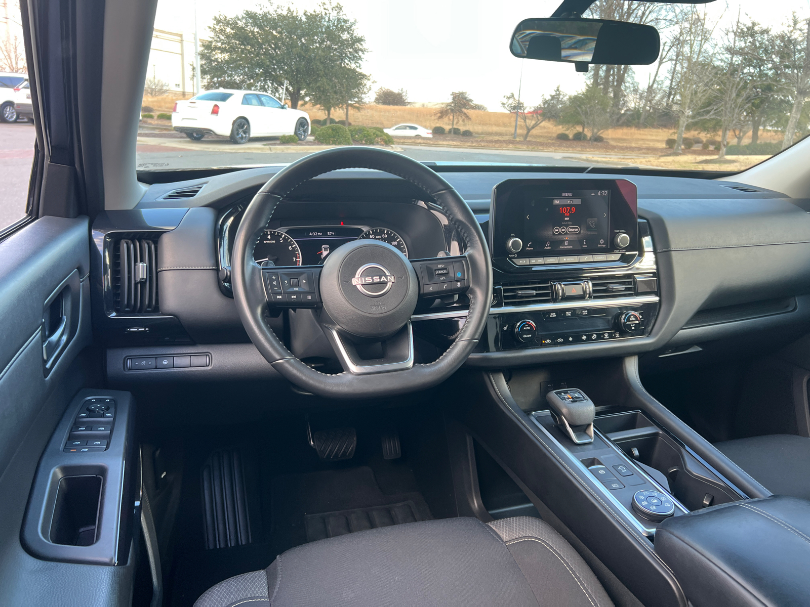 2023 Nissan Pathfinder SV 31