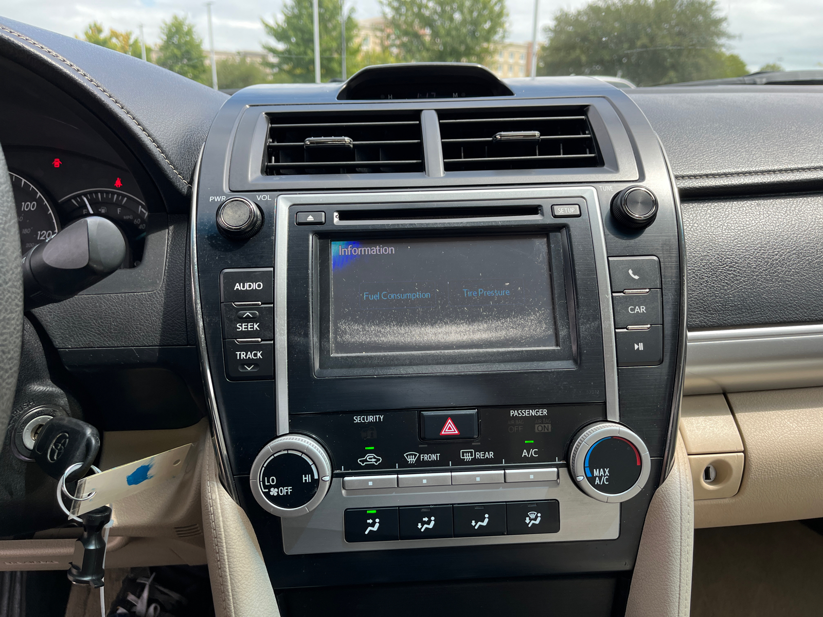 2012 Toyota Camry LE 27