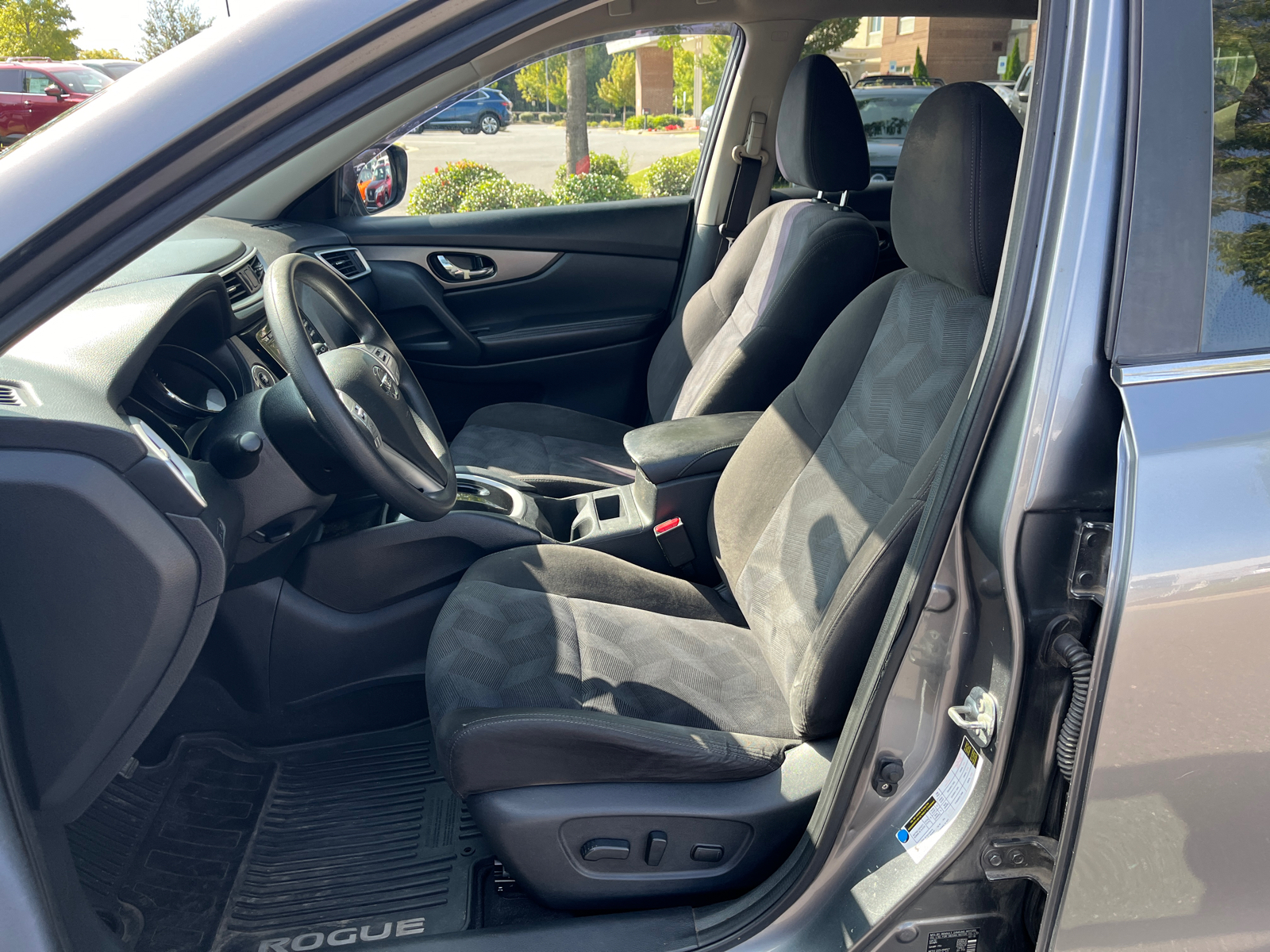 2015 Nissan Rogue SV 17