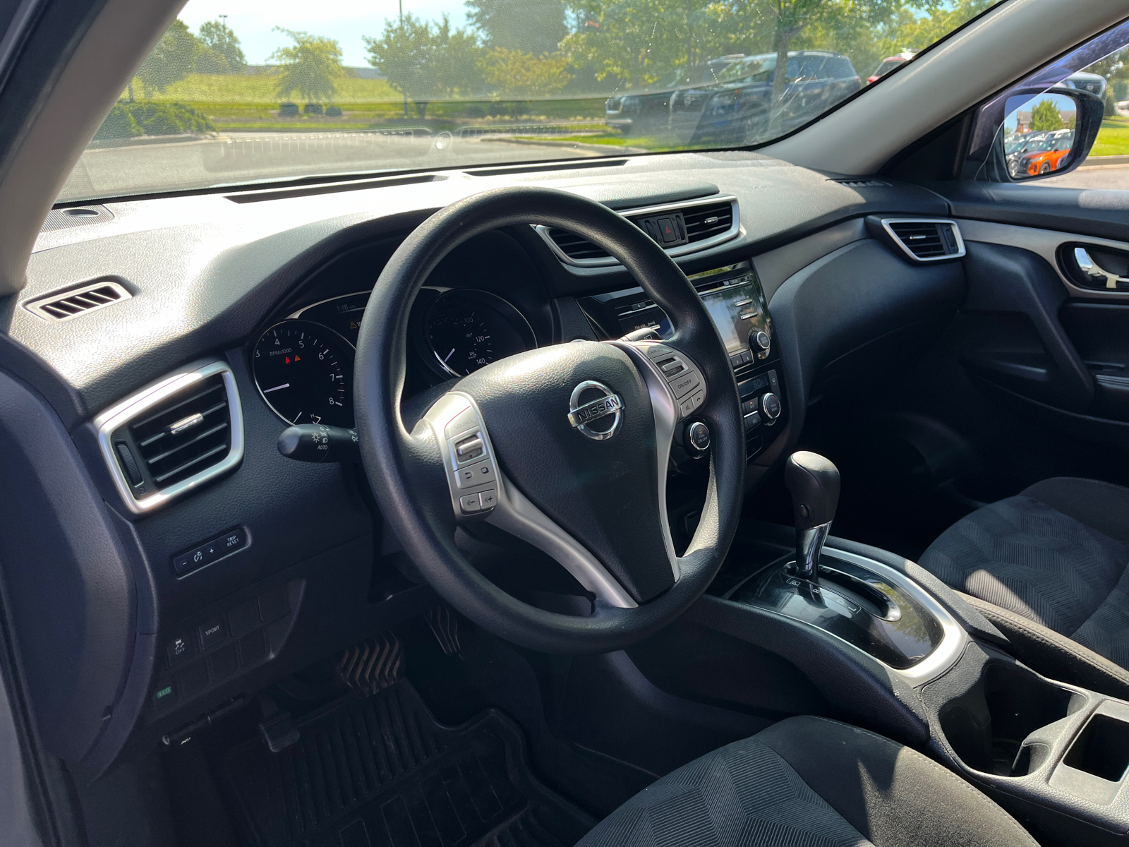 2015 Nissan Rogue SV 18