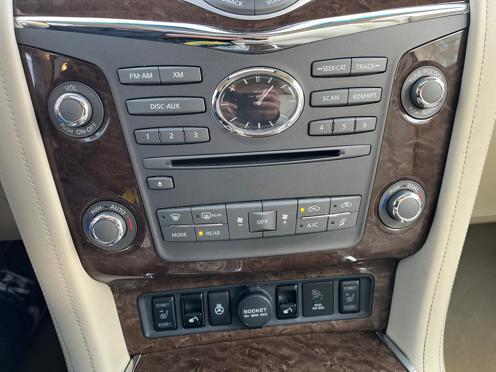 2016 INFINITI QX80 Base 32