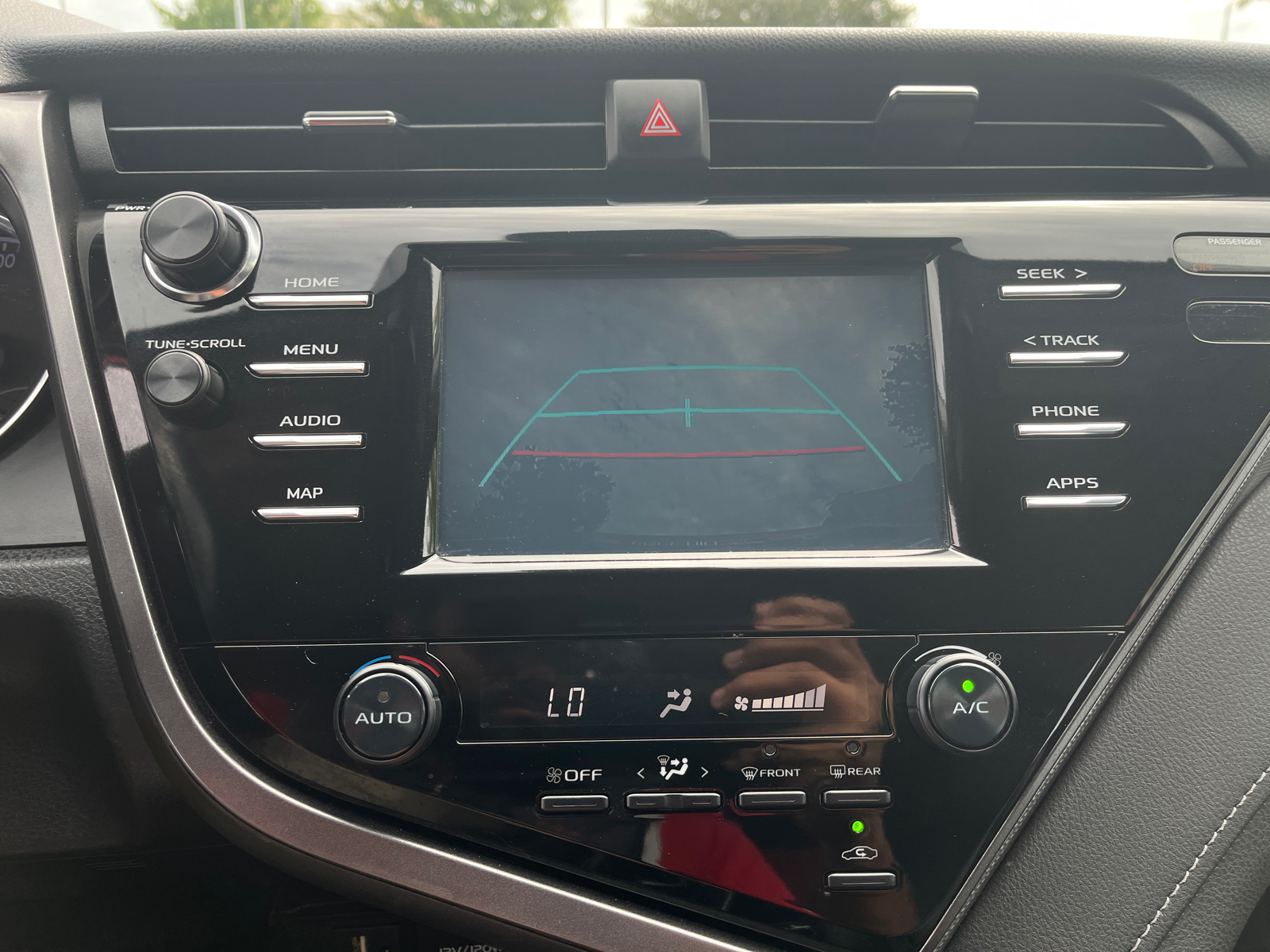 2019 Toyota Camry SE 28