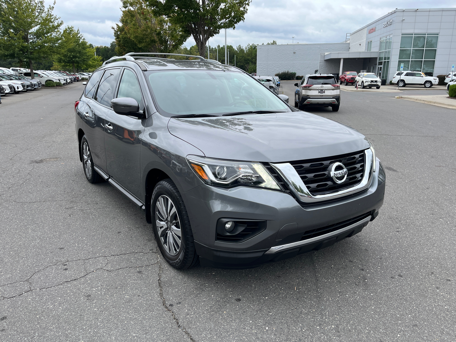 2020 Nissan Pathfinder SV 1