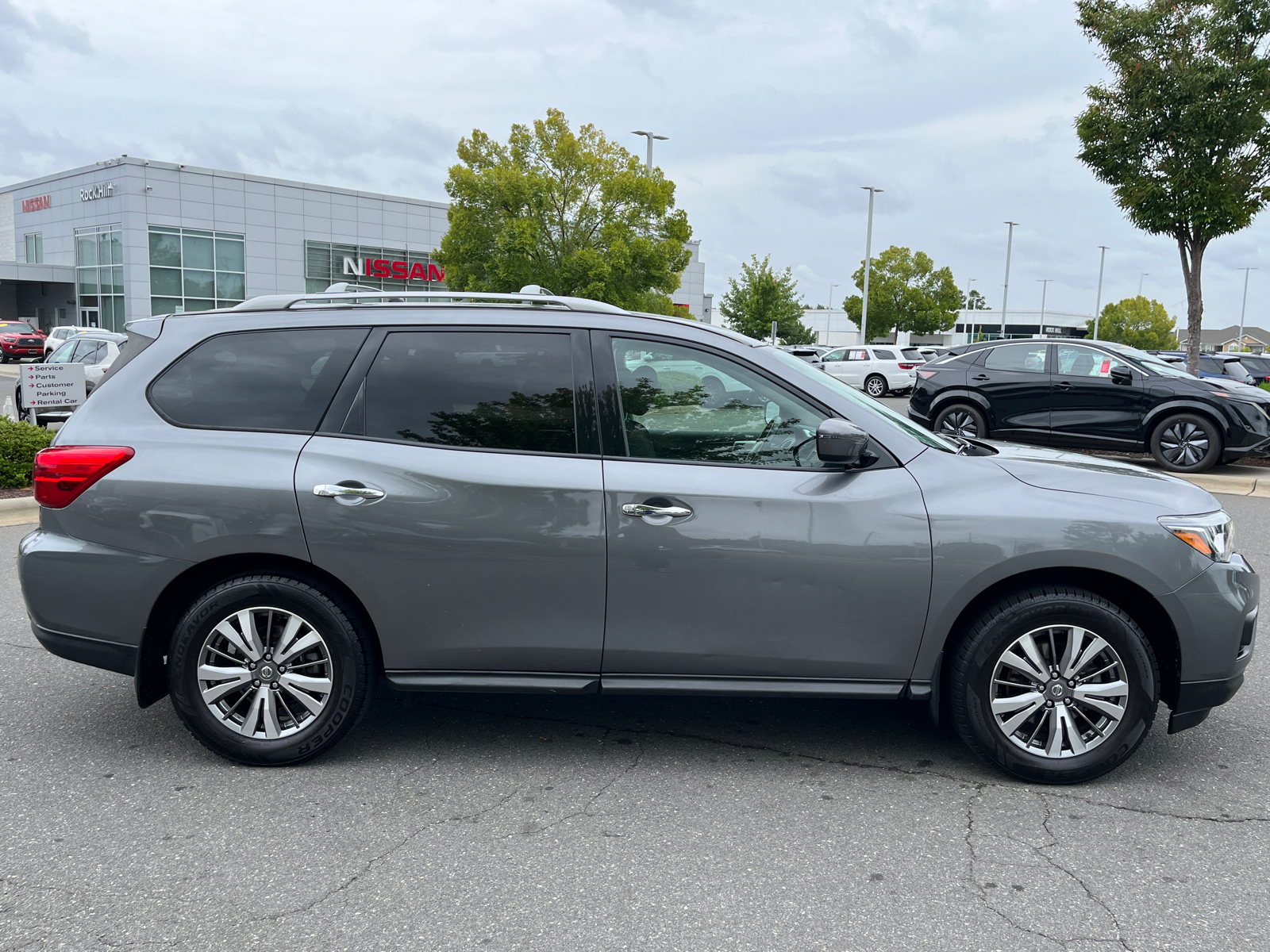 2020 Nissan Pathfinder SV 11