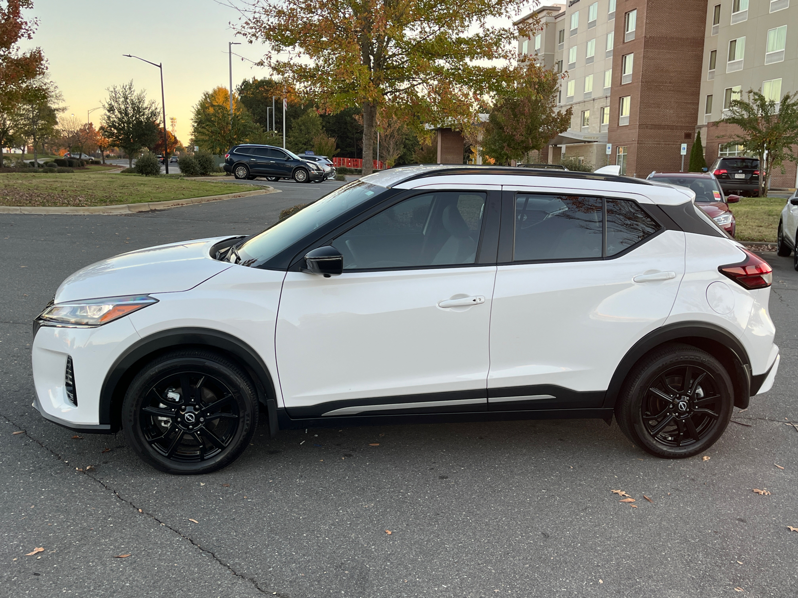 2023 Nissan Kicks SR 5