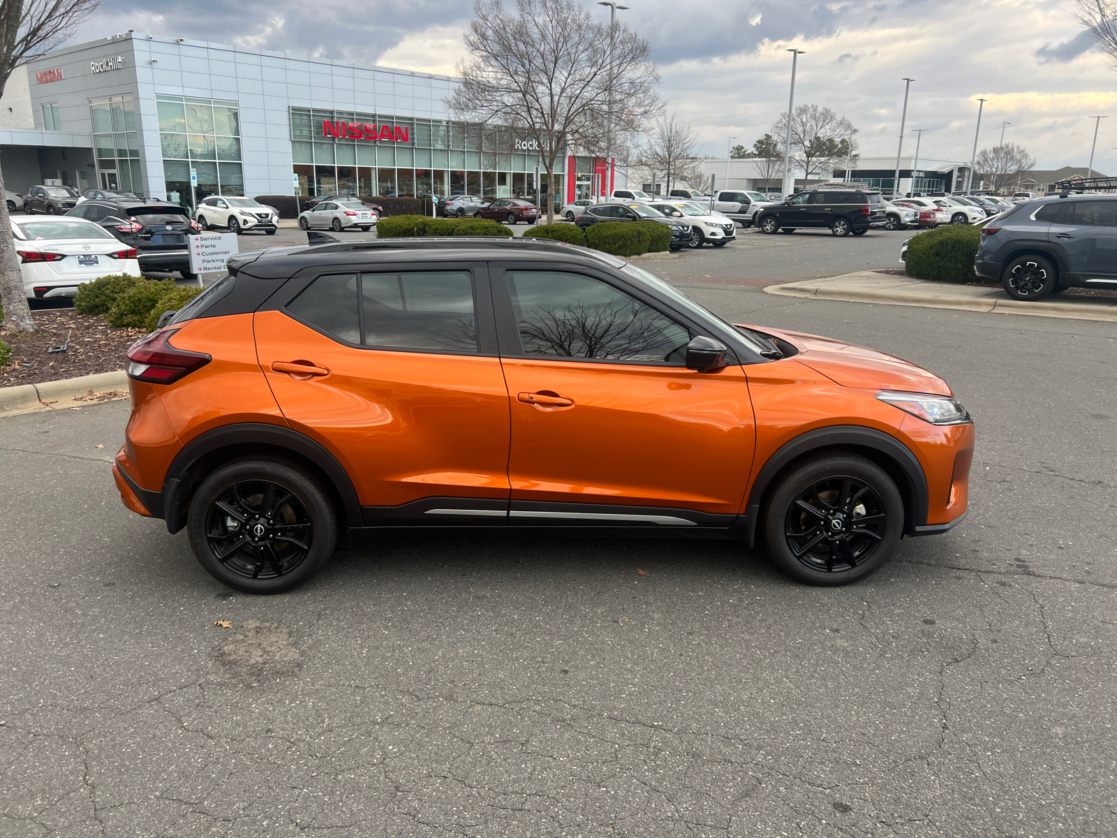 2023 Nissan Kicks SR 11