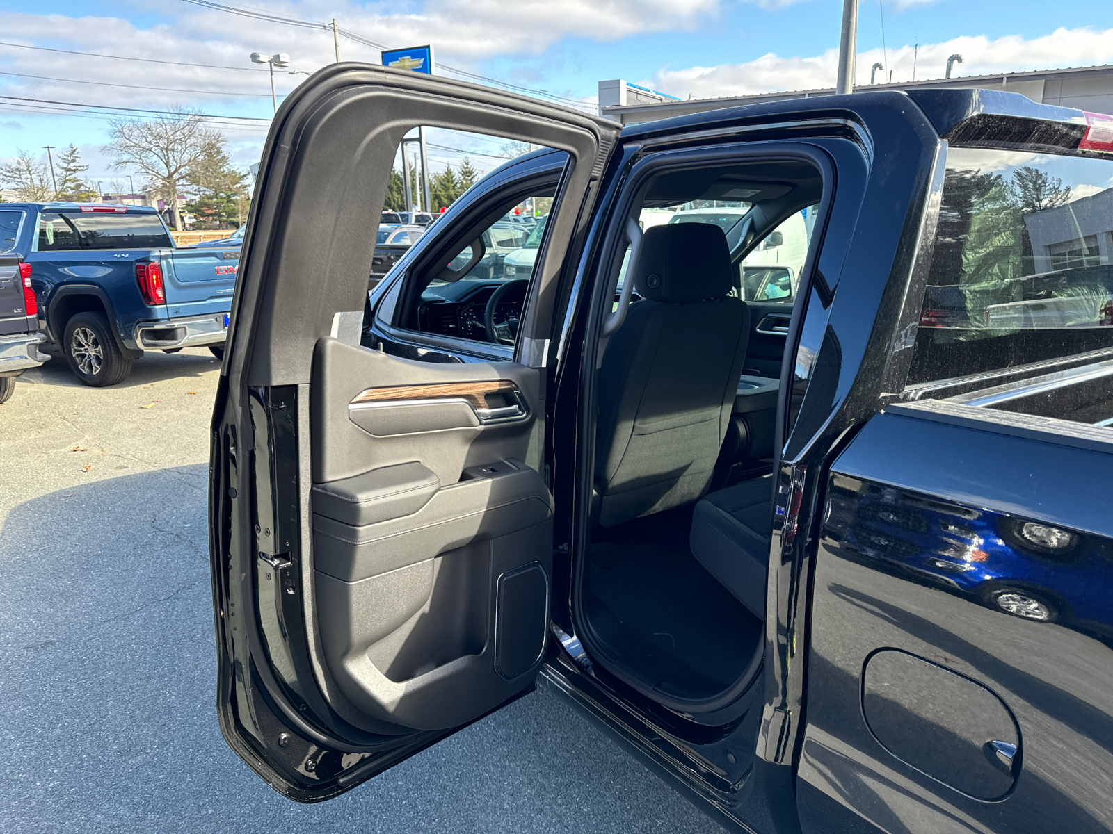 2025 Chevrolet Silverado 1500 LT 4WD Double Cab 147 28