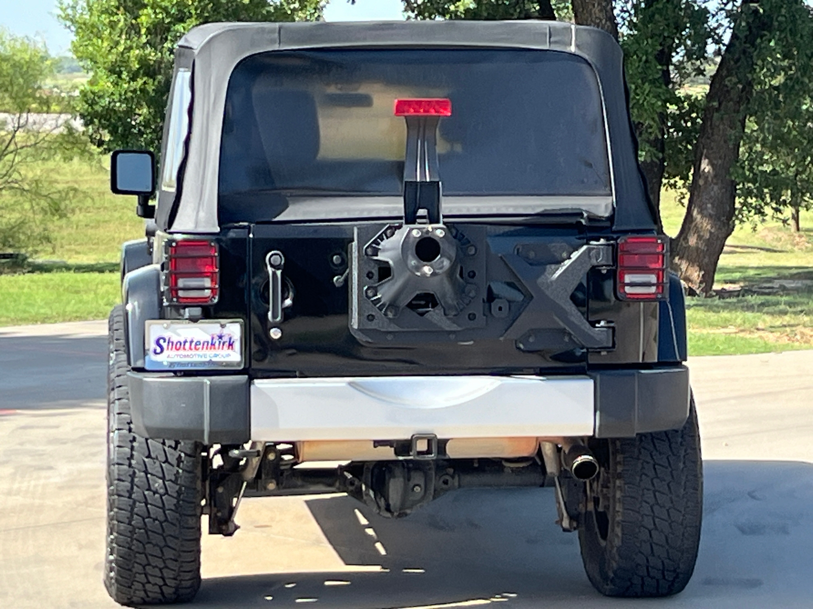 2011 Jeep Wrangler Unlimited Sahara 8