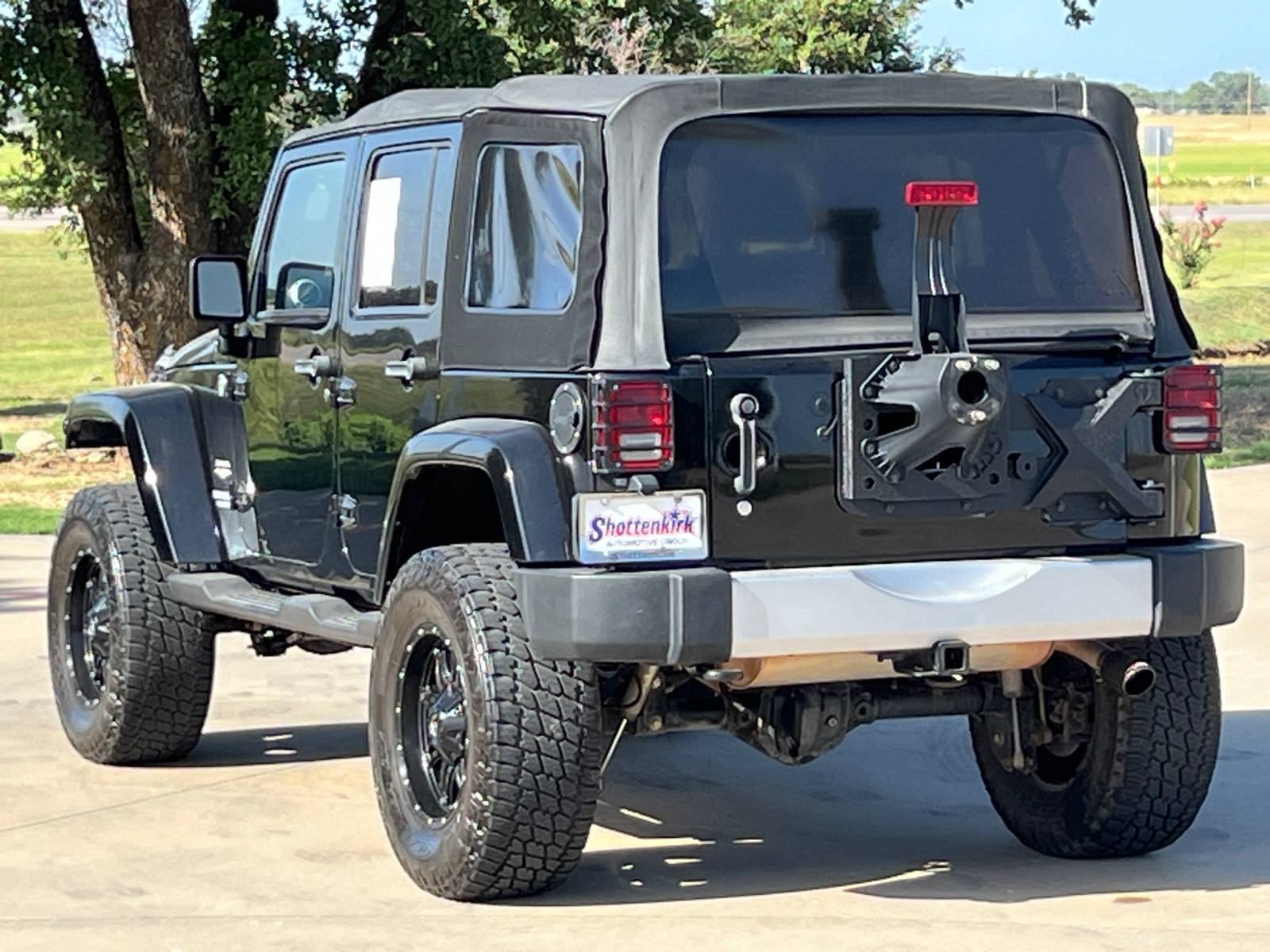 2011 Jeep Wrangler Unlimited Sahara 9