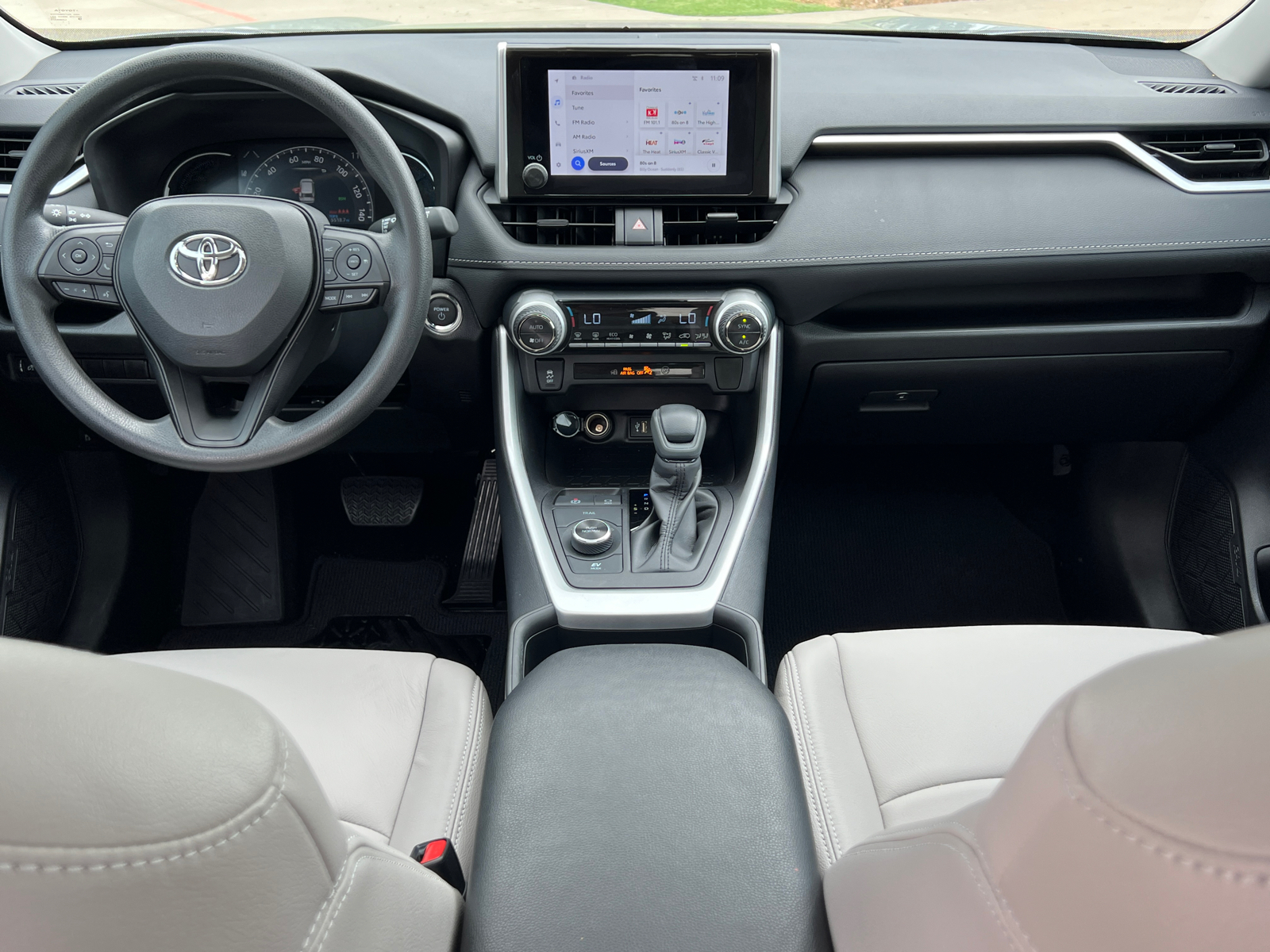 2023 Toyota RAV4 Hybrid XLE 19