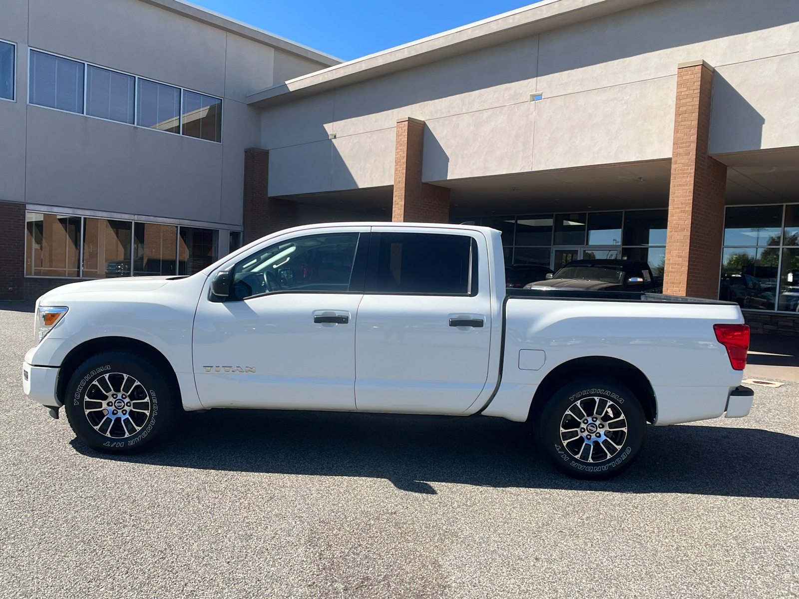 2022 Nissan Titan SV 9