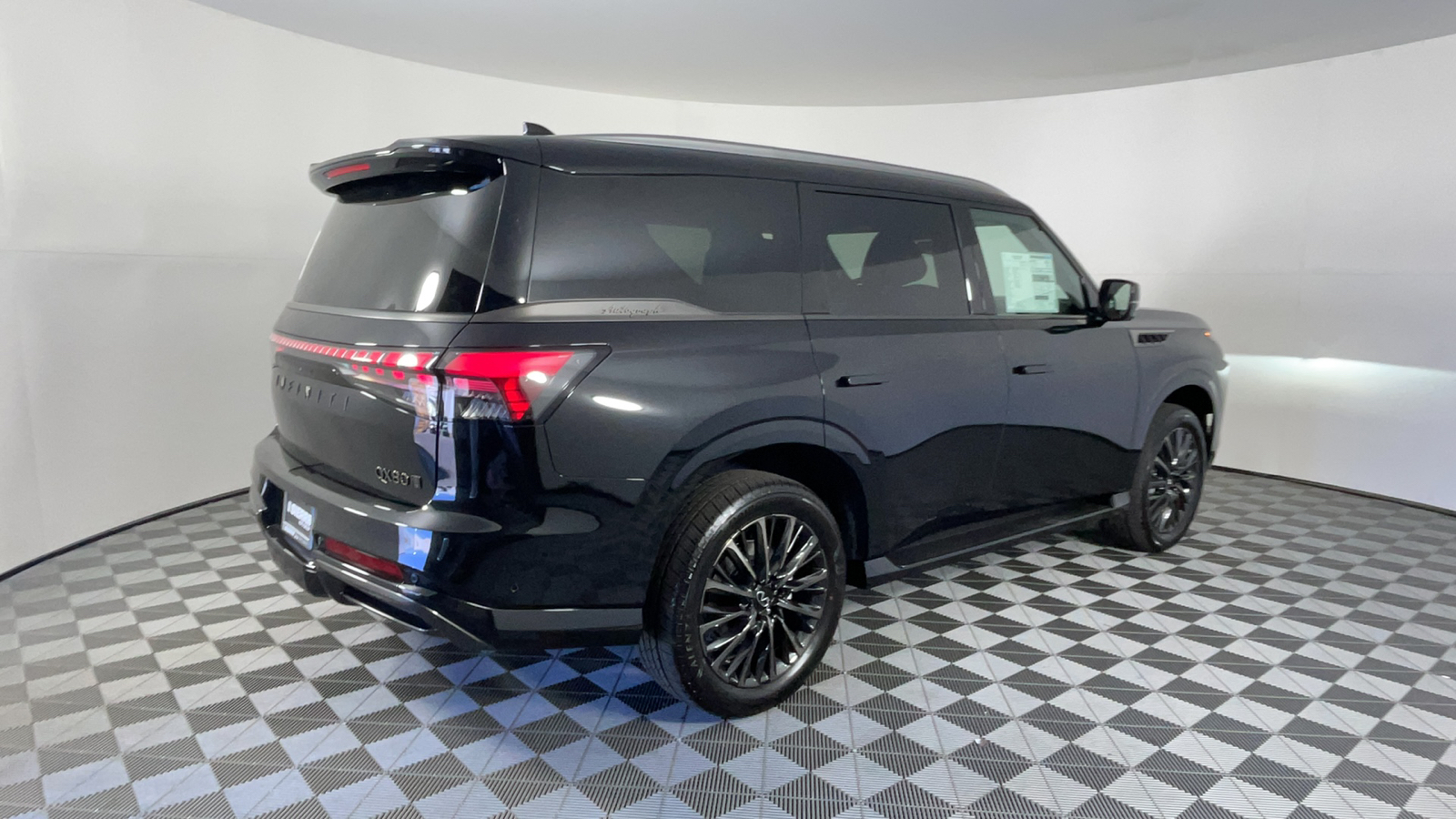 2025 INFINITI QX80  4