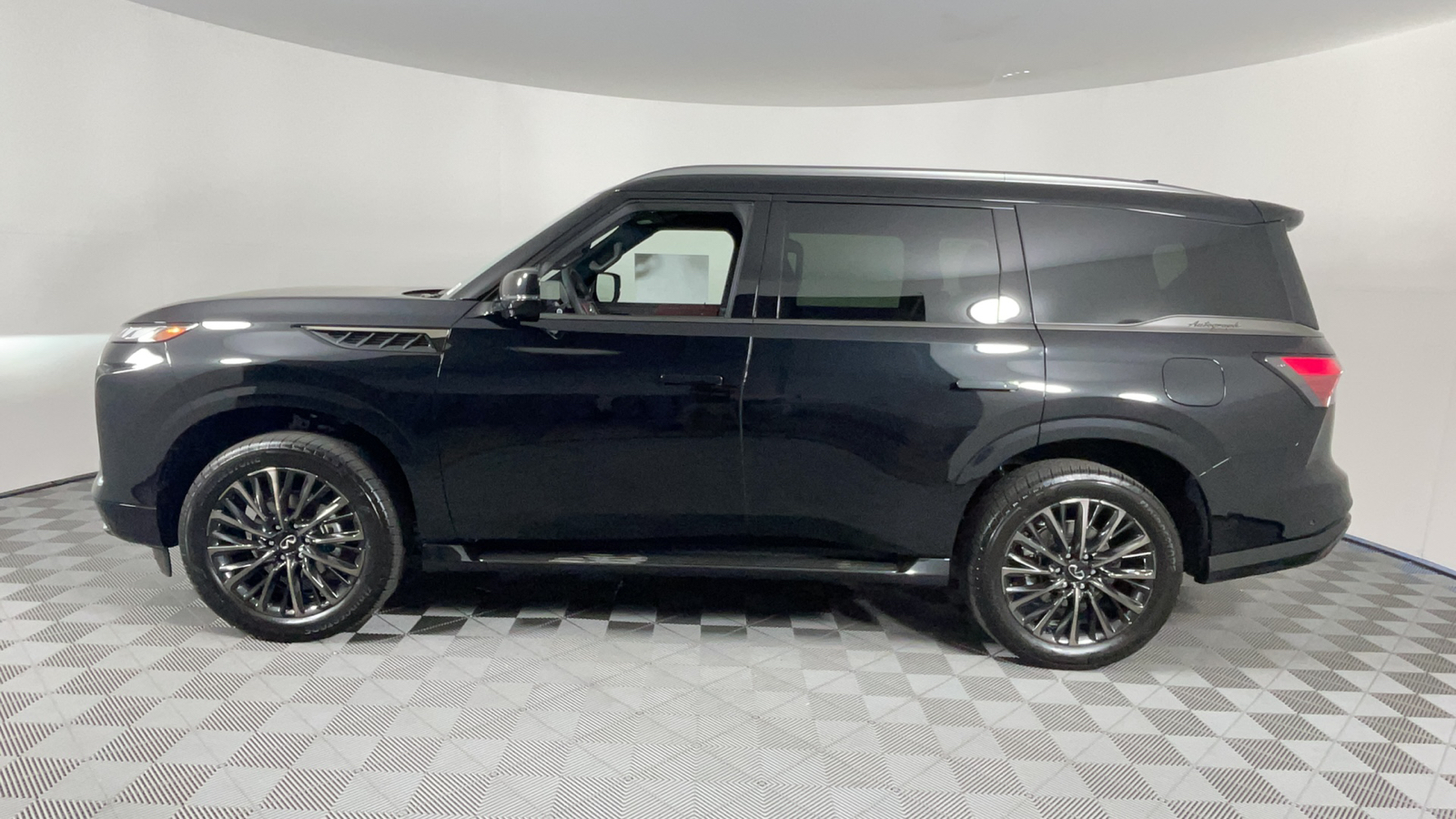 2025 INFINITI QX80  7