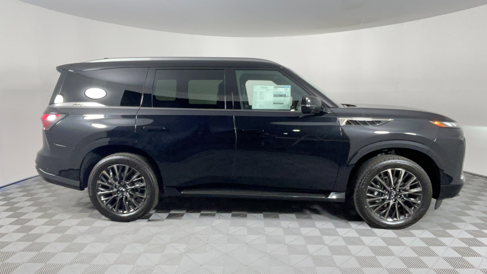 2025 INFINITI QX80  3