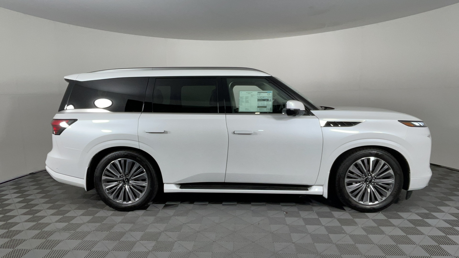 2025 INFINITI QX80 LUXE 3